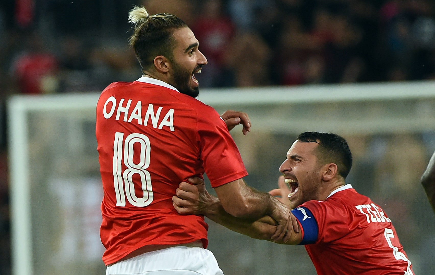 מיכאל אוחנה שחקן הפועל באר שבע עם שיר צדק