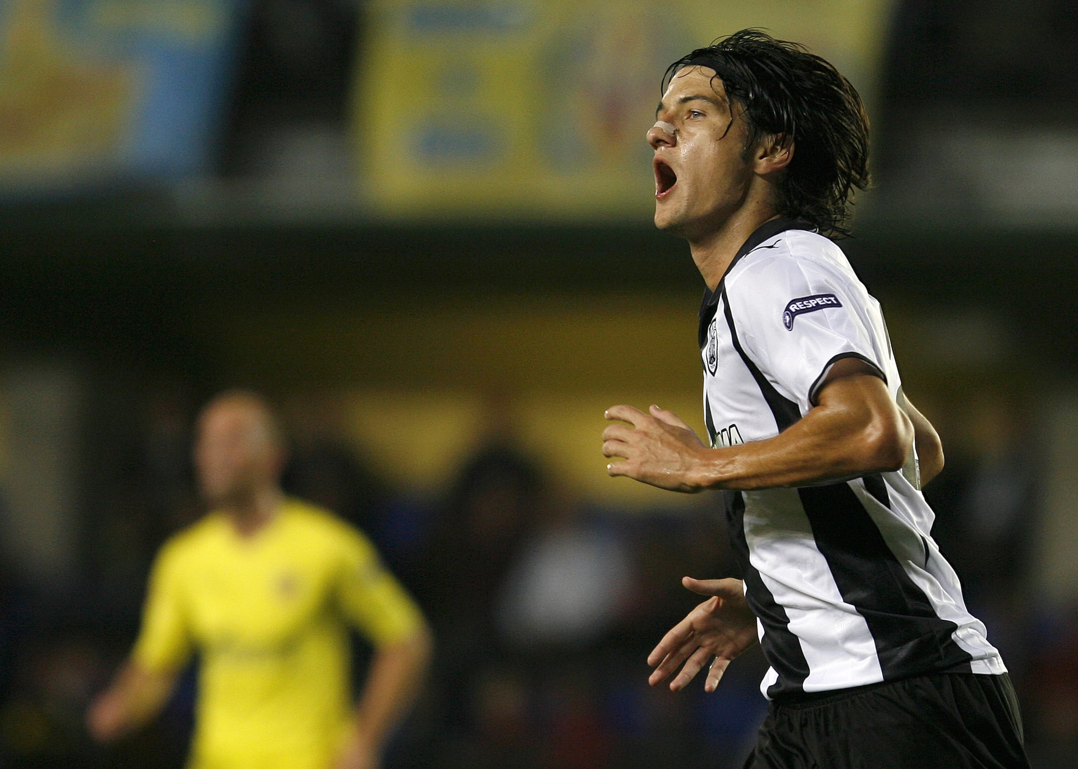 ולאדן איביץ' במדי פאוק סלוניקי