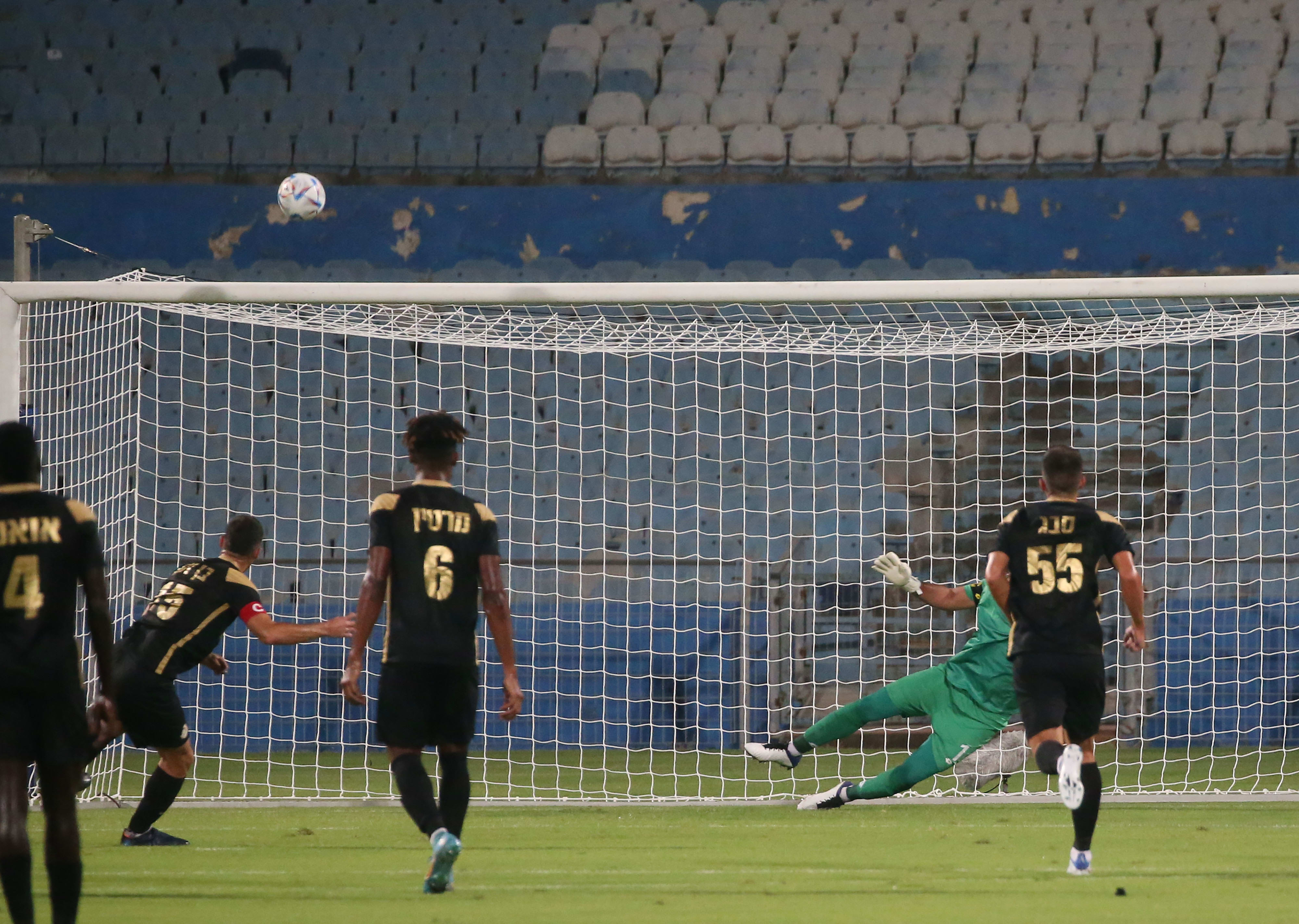 שחקן מ.ס. אשדוד טום בן זקן מחמיץ פנדל