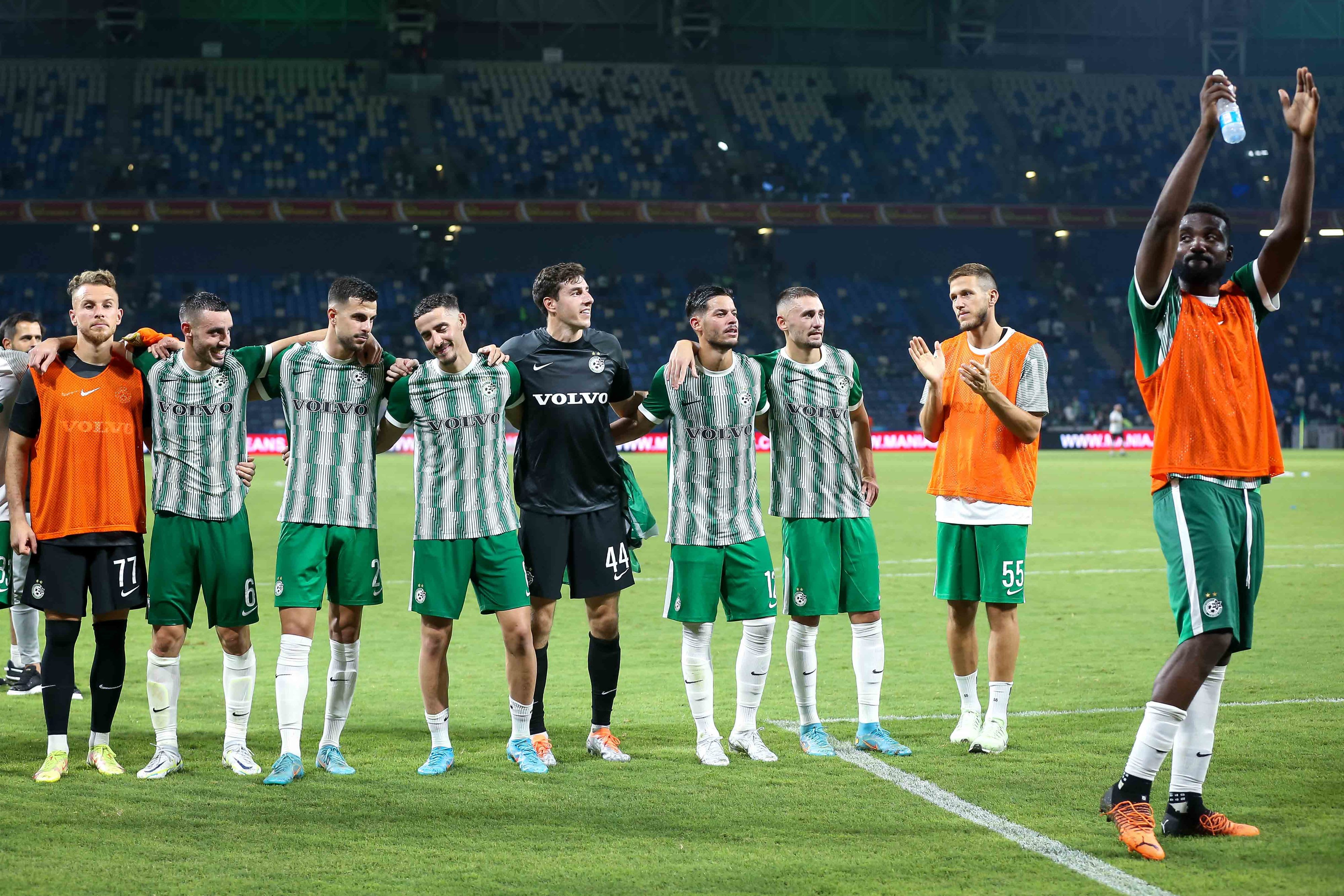 שחקני מכבי חיפה חוגגים