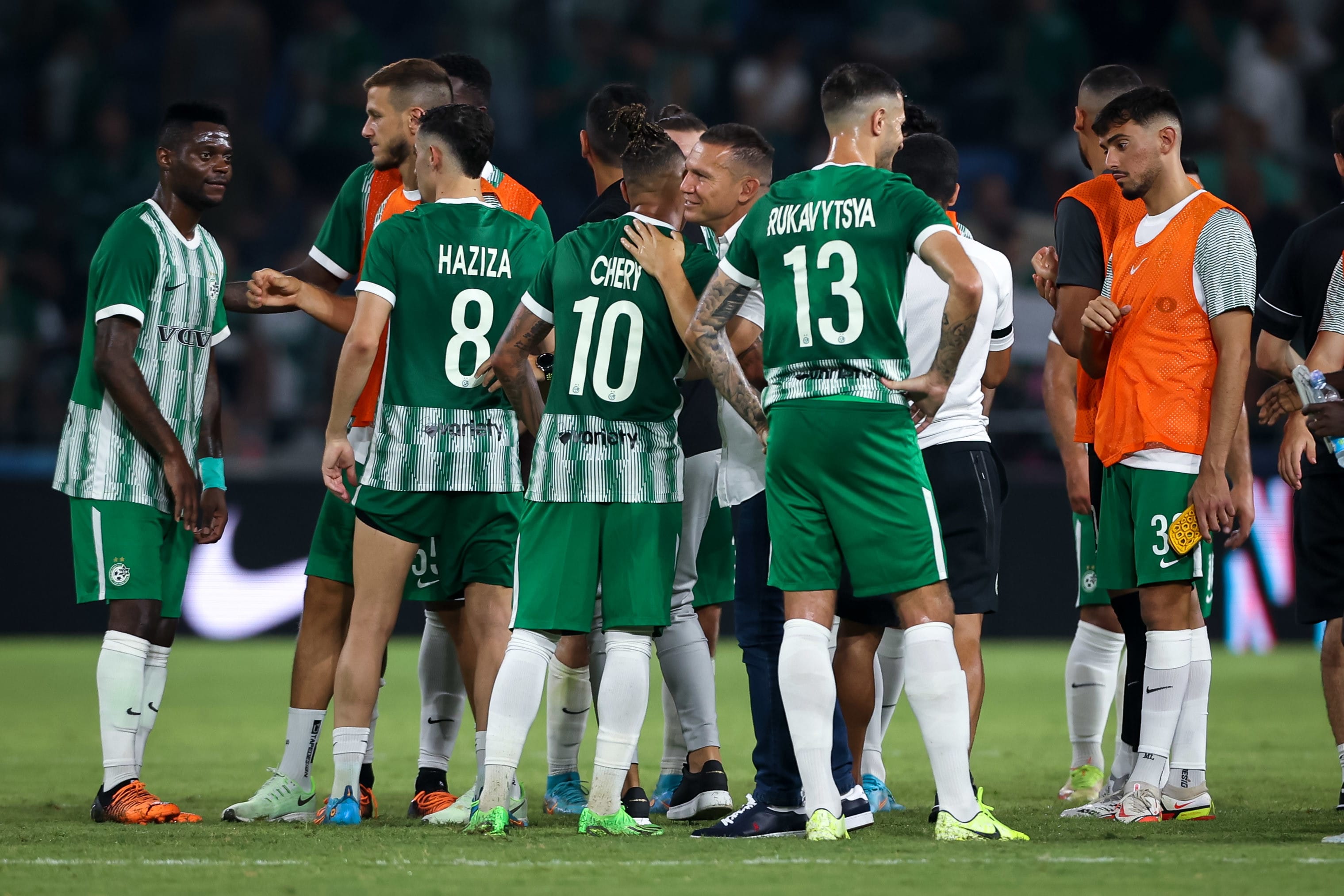 ברק בכר מאמן מכבי חיפה עם שחקניו