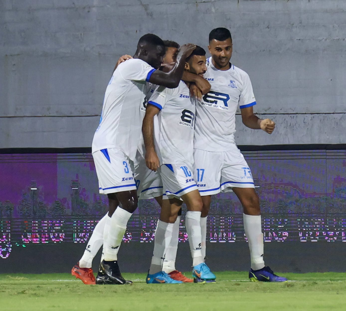 שחקני בני ריינה חוגגים