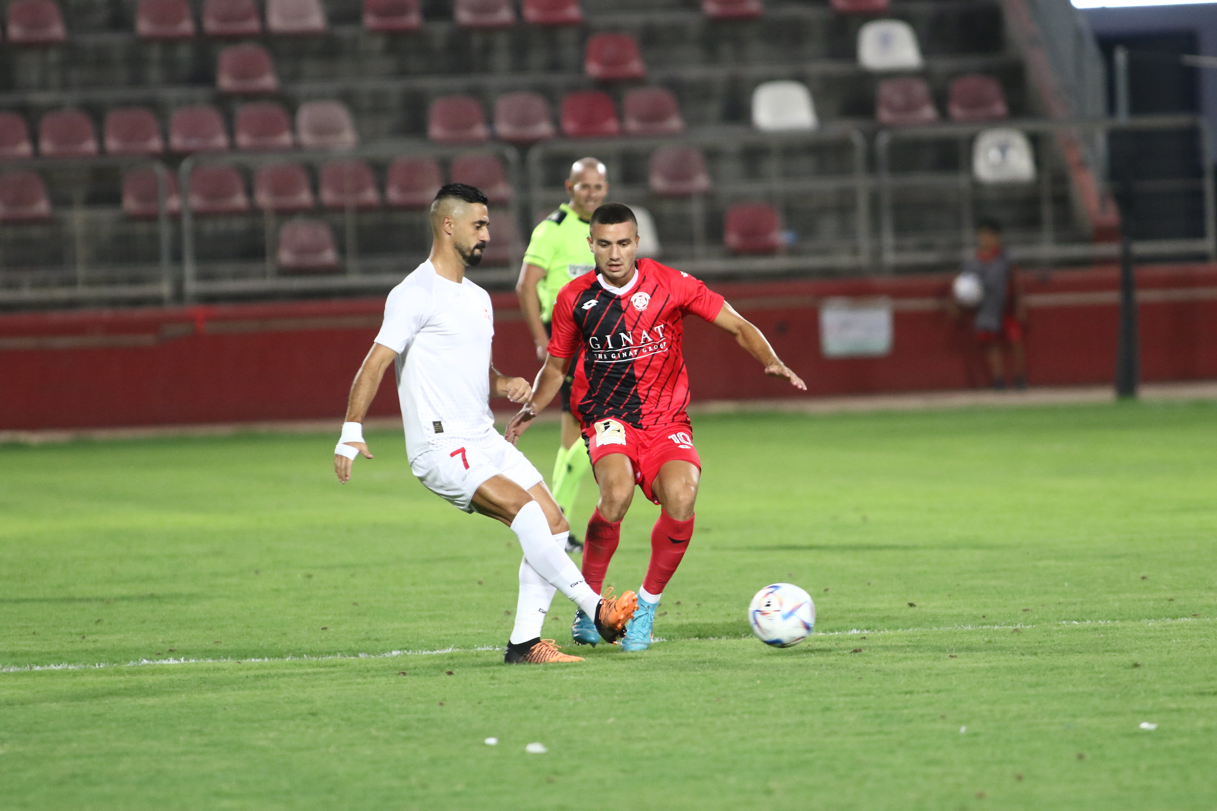 שחקן בני סכנין בירם כיאל מול שחקן הפועל חדרה גלעד אברמוב