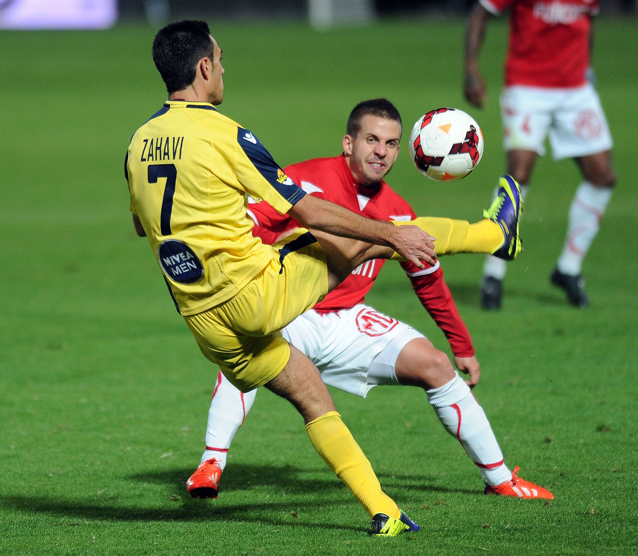 שחקן הפועל תל אביב, לוקאס סאשה, מול ערן זהבי, מכבי תל אביב