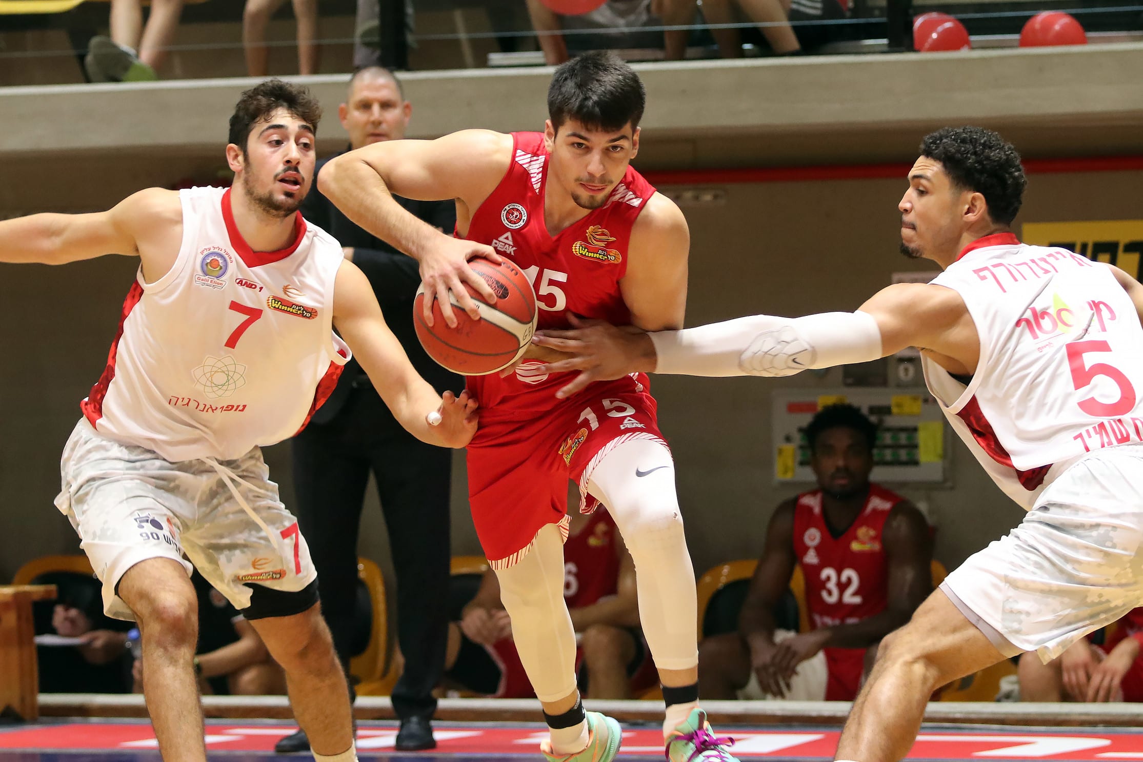 שחקן הפועל ירושלים יובל שניידרמן בין שחקני הפועל גליל עליון אייזיאה אייזנדורף, איתי מושקוביץ