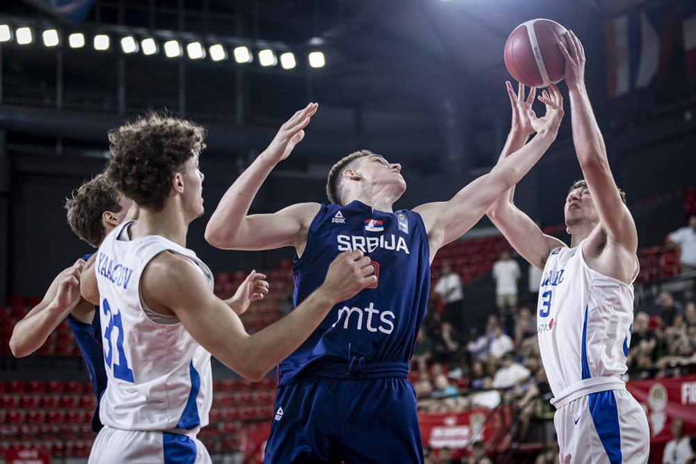 שחקני נבחרת הנוער של ישראל נועם יעקב ועידו מנצ'ל מול נבחרת סרביה