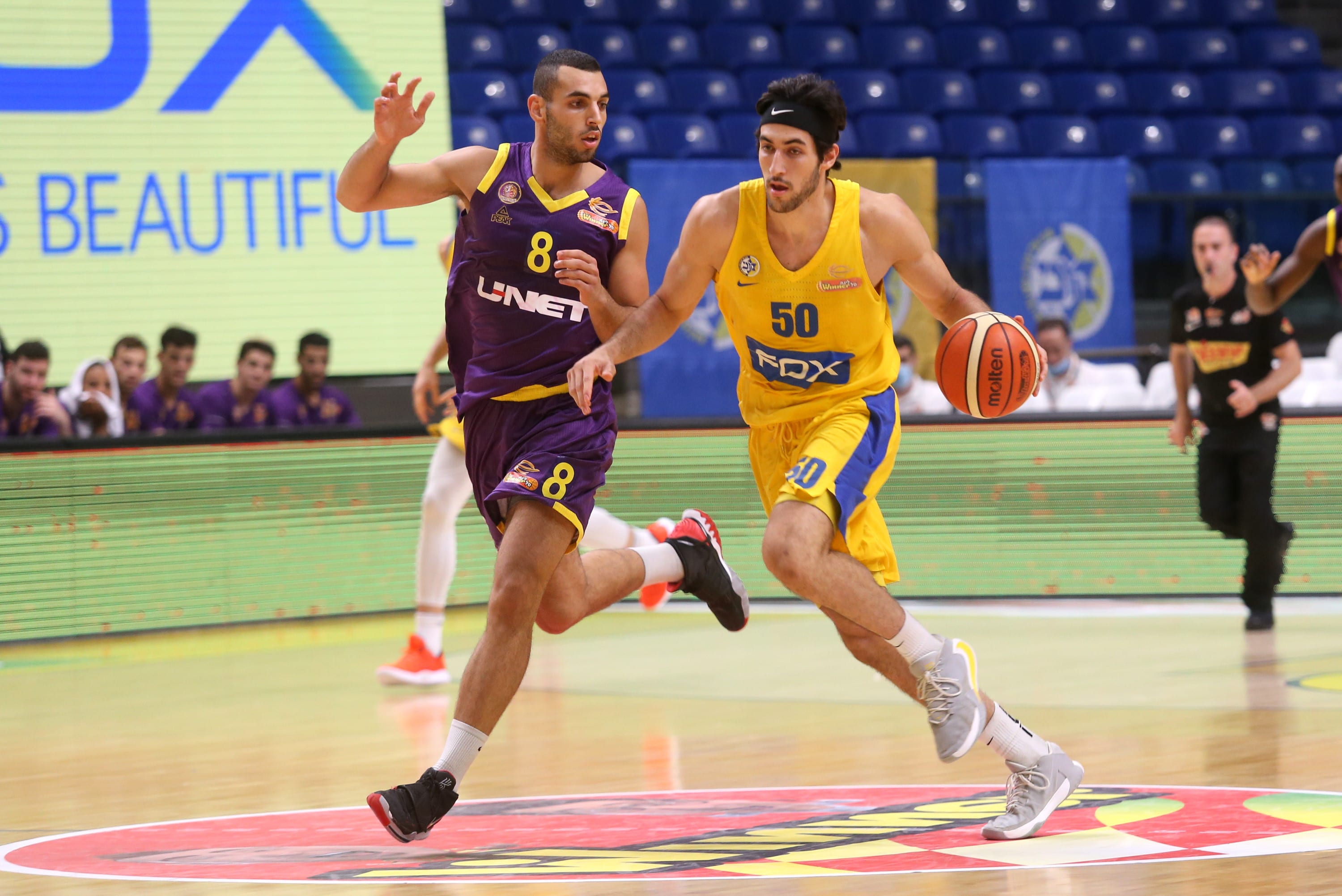 שחקן מכבי תל אביב יובל זוסמן מול שחקן הפועל חולון הראל דדון