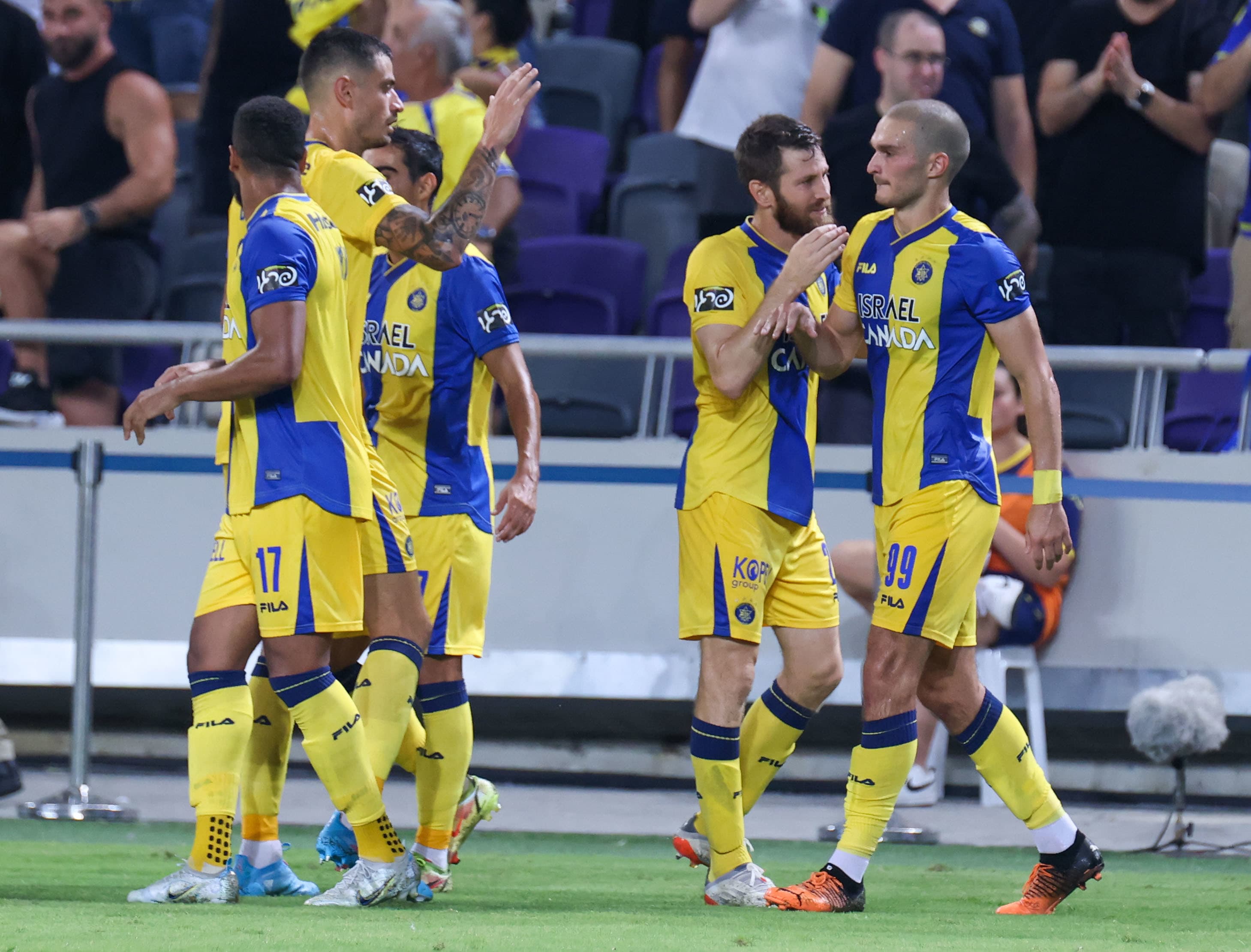 שחקני מכבי תל אביב חוגגים עם ג'ורג'ה יובאנוביץ'