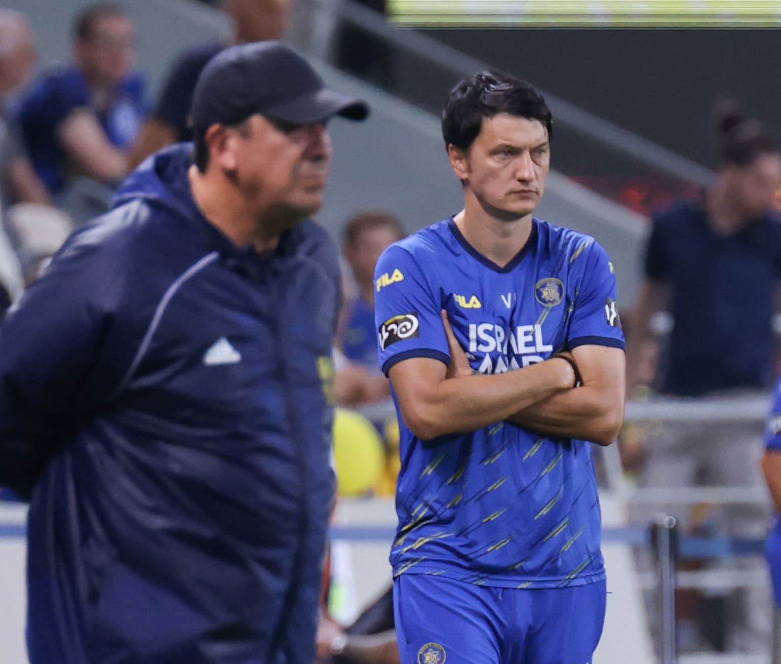 מאמן מכבי תל אביב ולאדן איביץ' על רקע מאמן אריס סלוניקי חרמן בורגוס