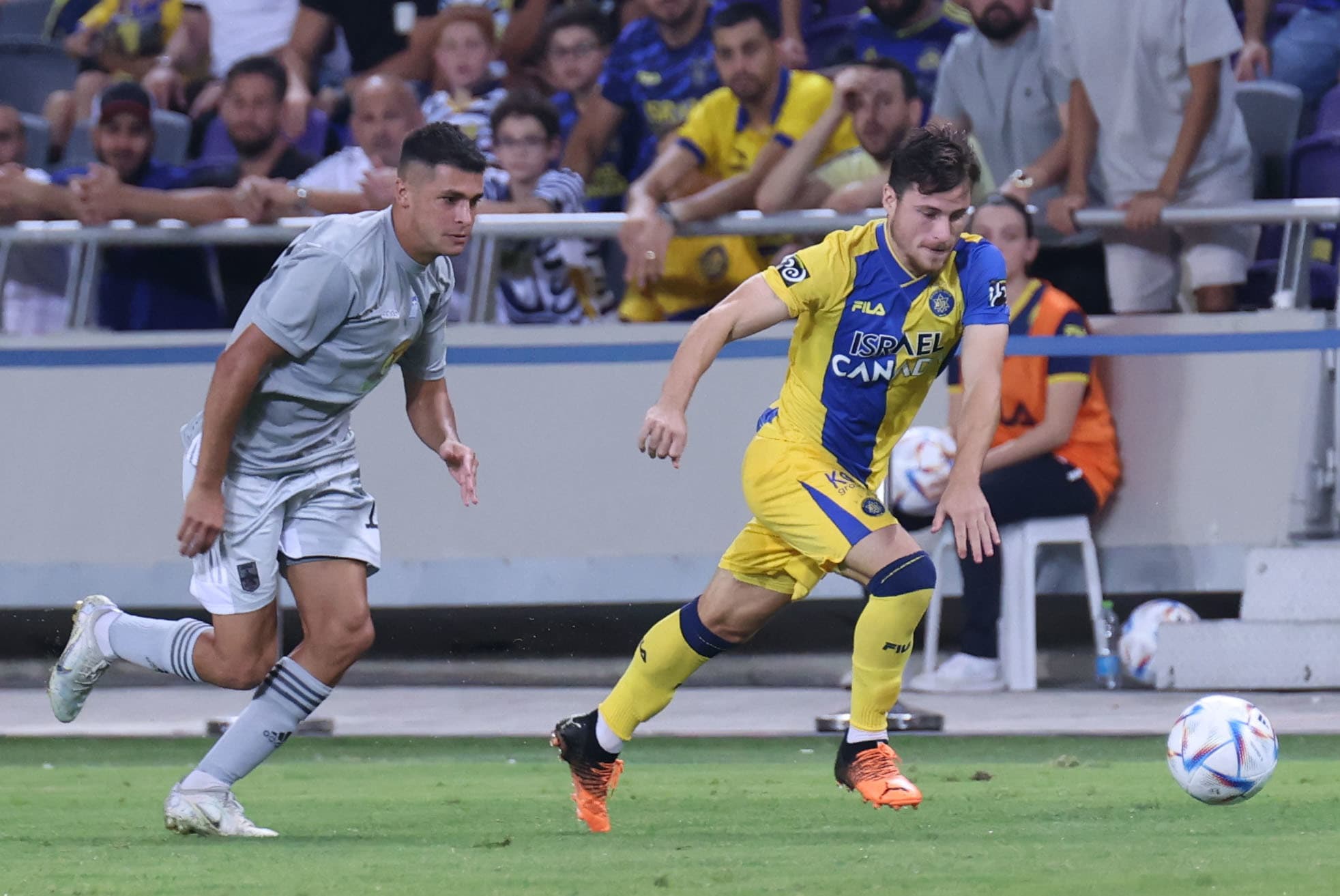 שחקן מכבי תל אביב גבי קניקובסקי, מול דניאל מאנסיני, אריס סלוניקי