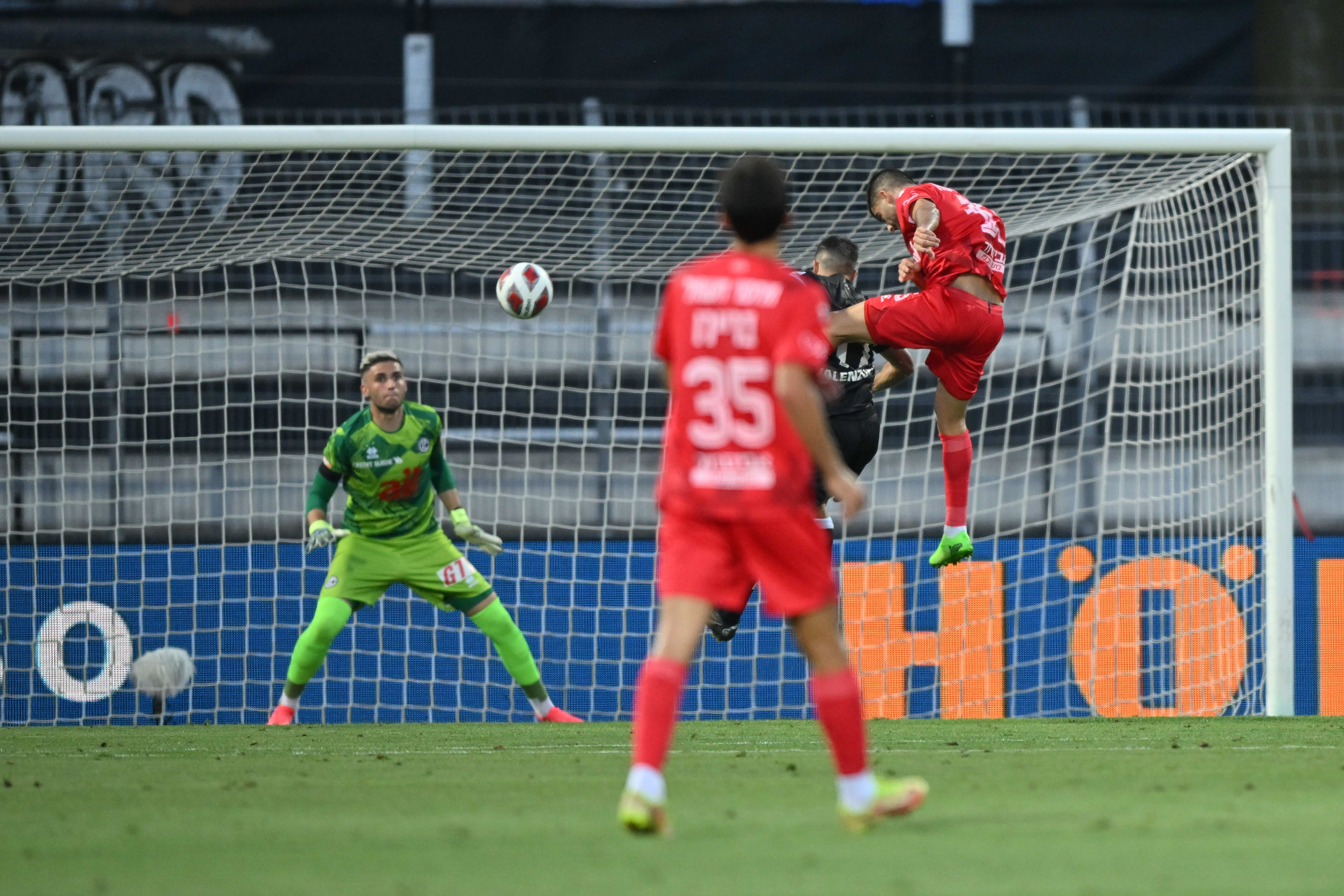 שחקן הפועל באר שבע, תומר יוספי, כובש בנגיחה מול לוגאנו