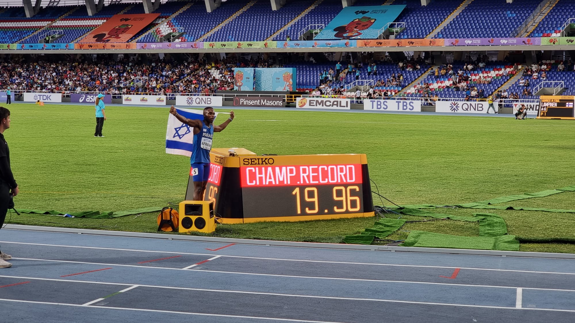 האצן הישראלי בלסינג אפריפה אחרי שניפץ את שיא התחרות בגמר ריצת ה-200 מטר עד גיל 20