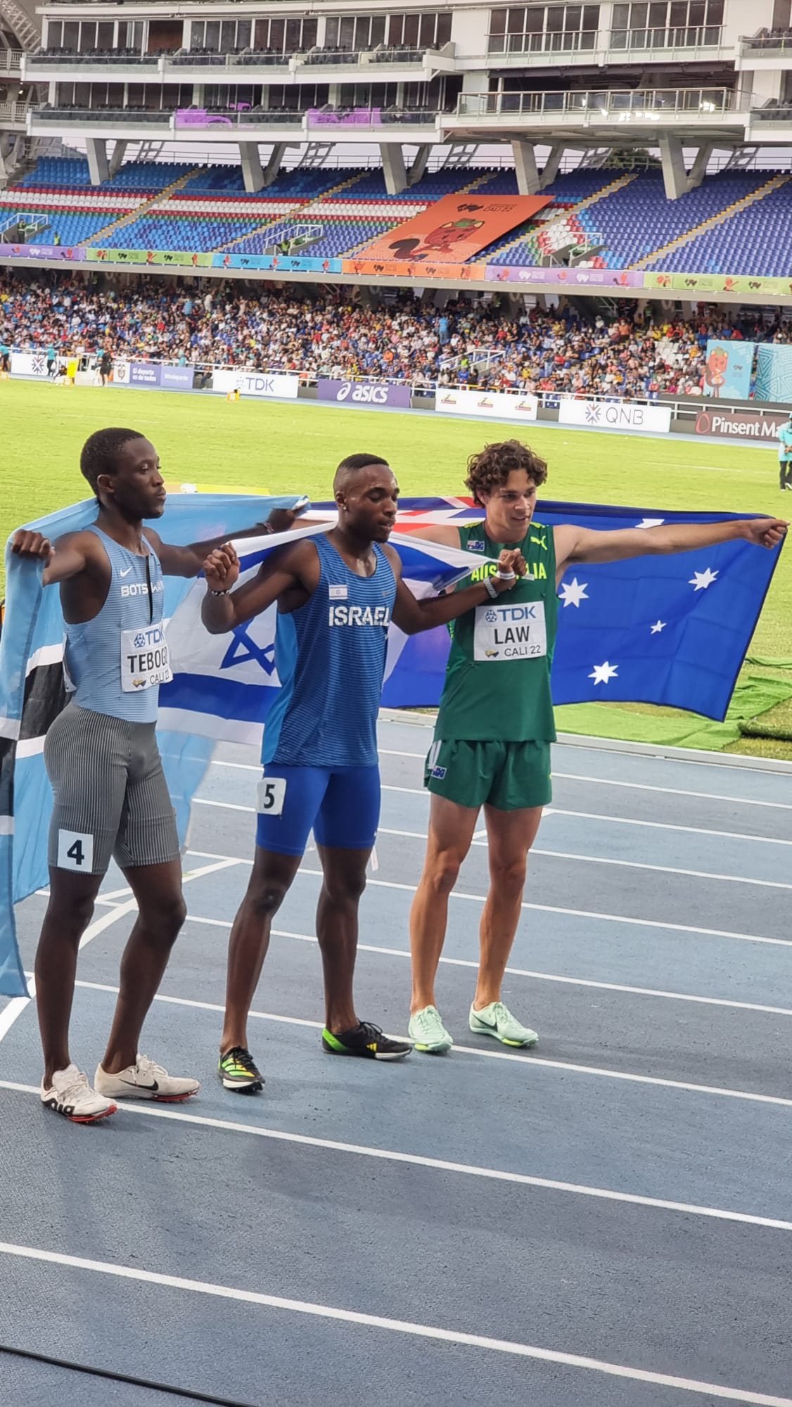 האצן הישראלי בלסינג אפריפה אחרי שניפץ את שיא התחרות בגמר ריצת ה-200 מטר עד גיל 20