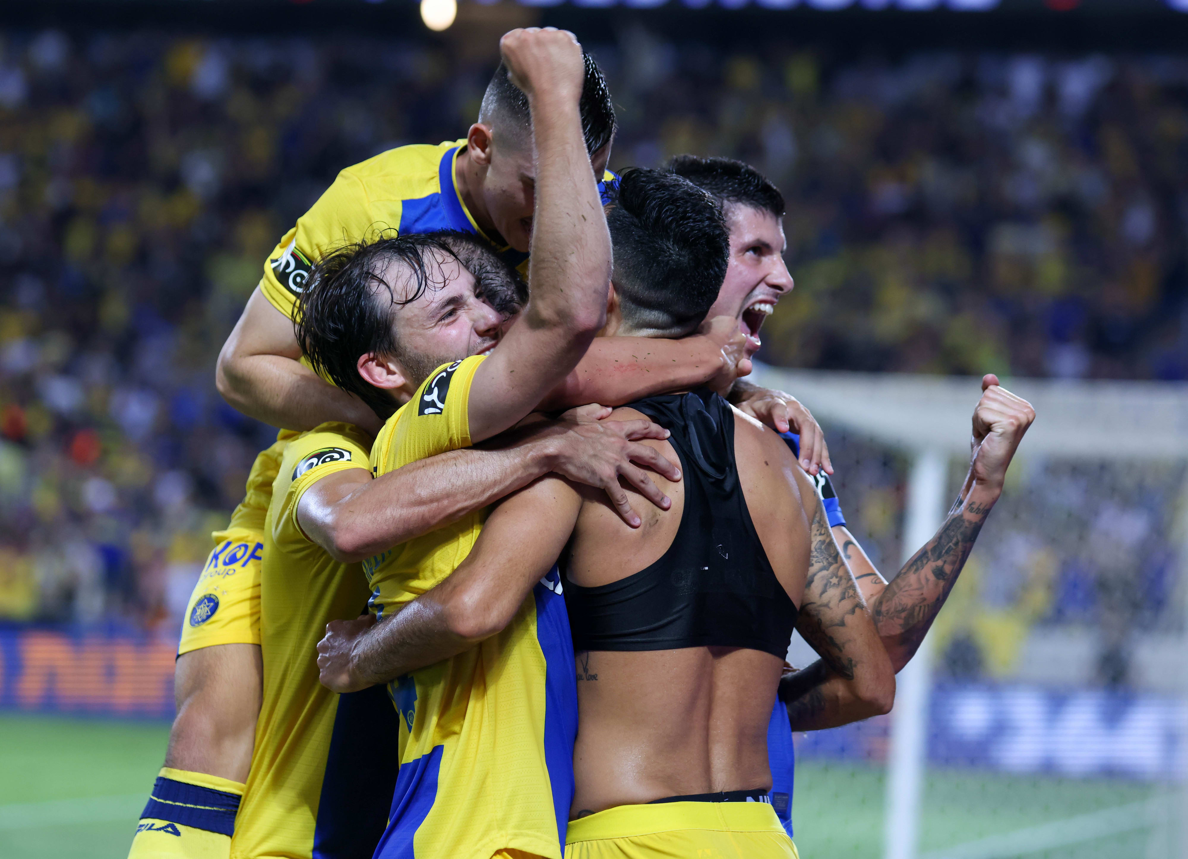 שחקני מכבי תל אביב חוגגים עם ערן זהבי