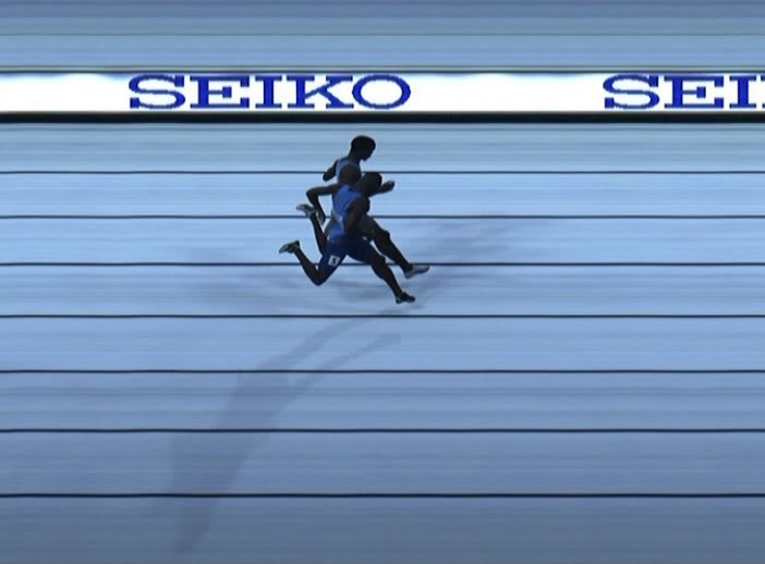 בלסינג אפריפה מנצח את לטסיל טבוגו בגמר ריצת ה-200 מטר באליפות העולם עד גיל 20