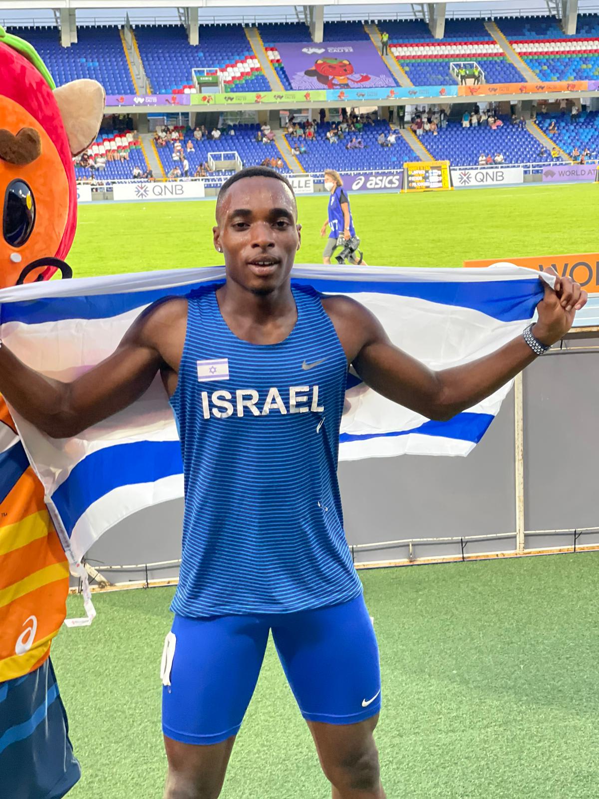 האצן הישראלי בלסינג אפריפה אחרי שניפץ את שיא התחרות בגמר ריצת ה-200 מטר עד גיל 20