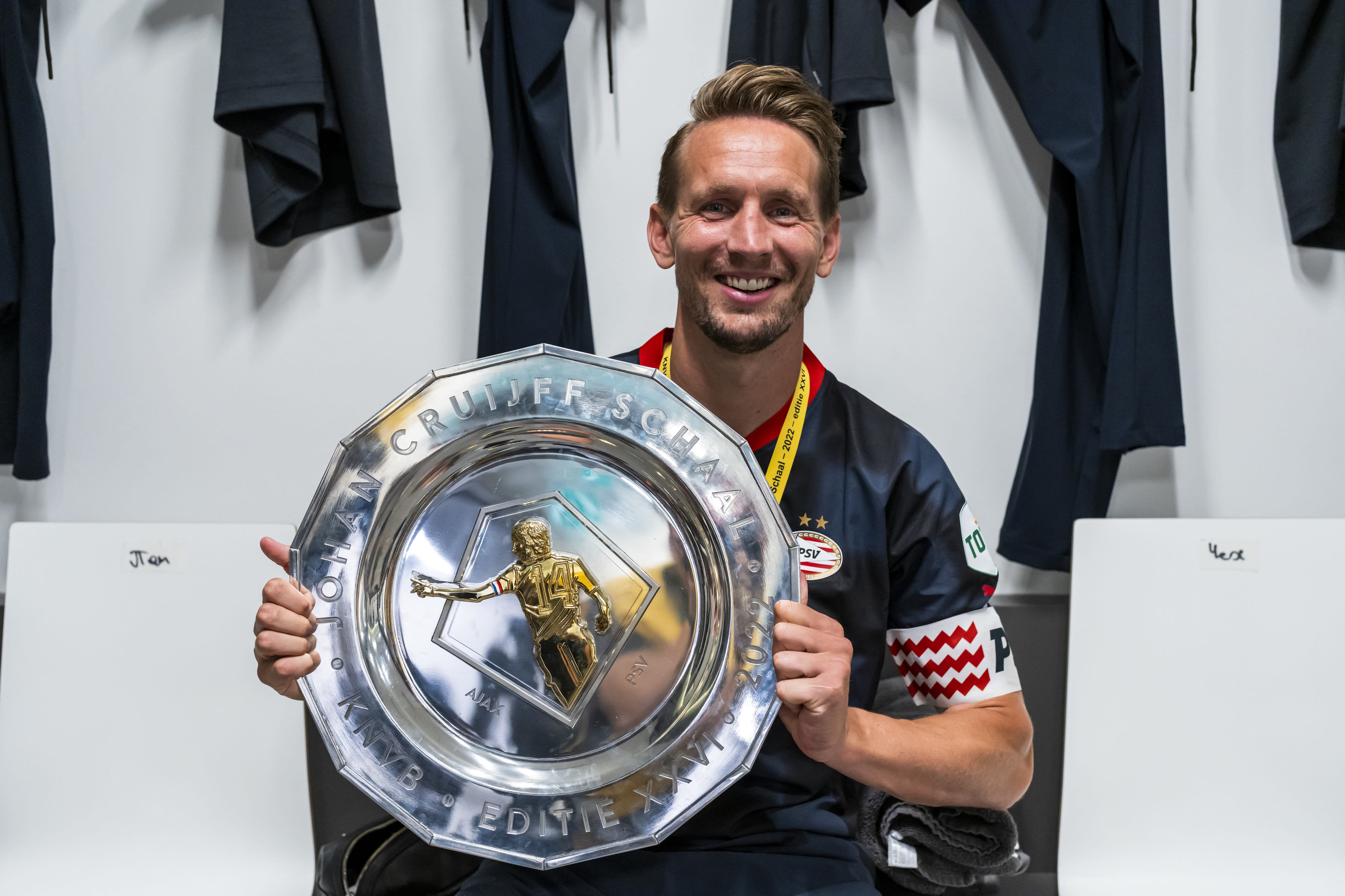 שחקן פ.ס.וו איינדהובן לוק דה יונג עם צלחת הסופרקאפ