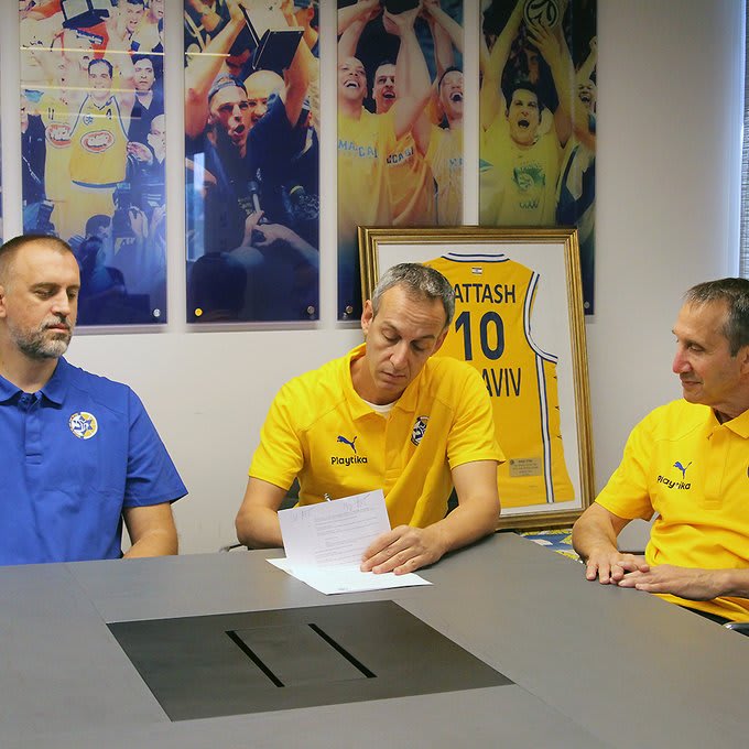 עודד קטש חותם על חוזהו כמאמן מכבי תל אביב לצד ניקולה וויצ'יץ', דייויד בלאט