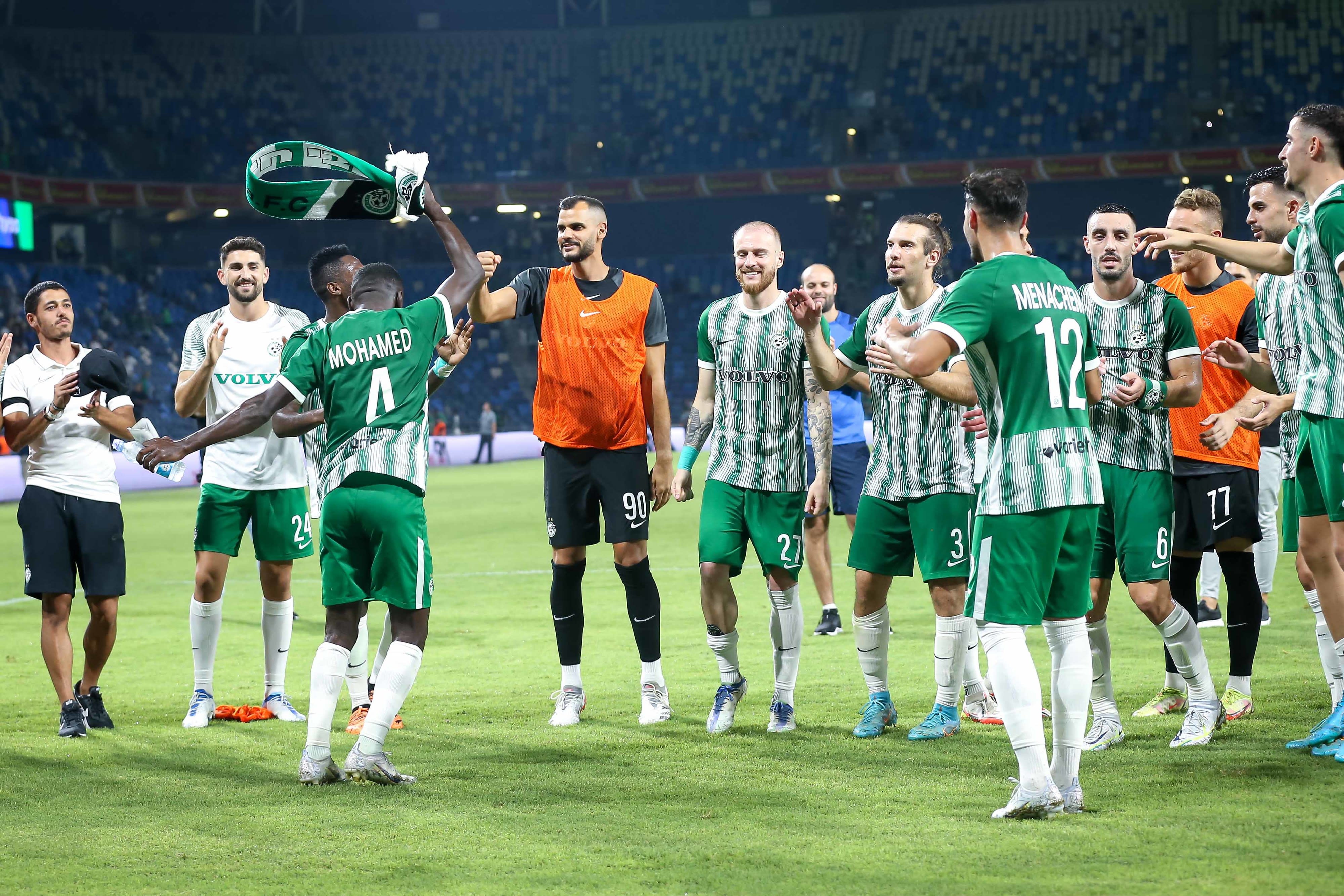 שחקני מכבי חיפה חוגגים