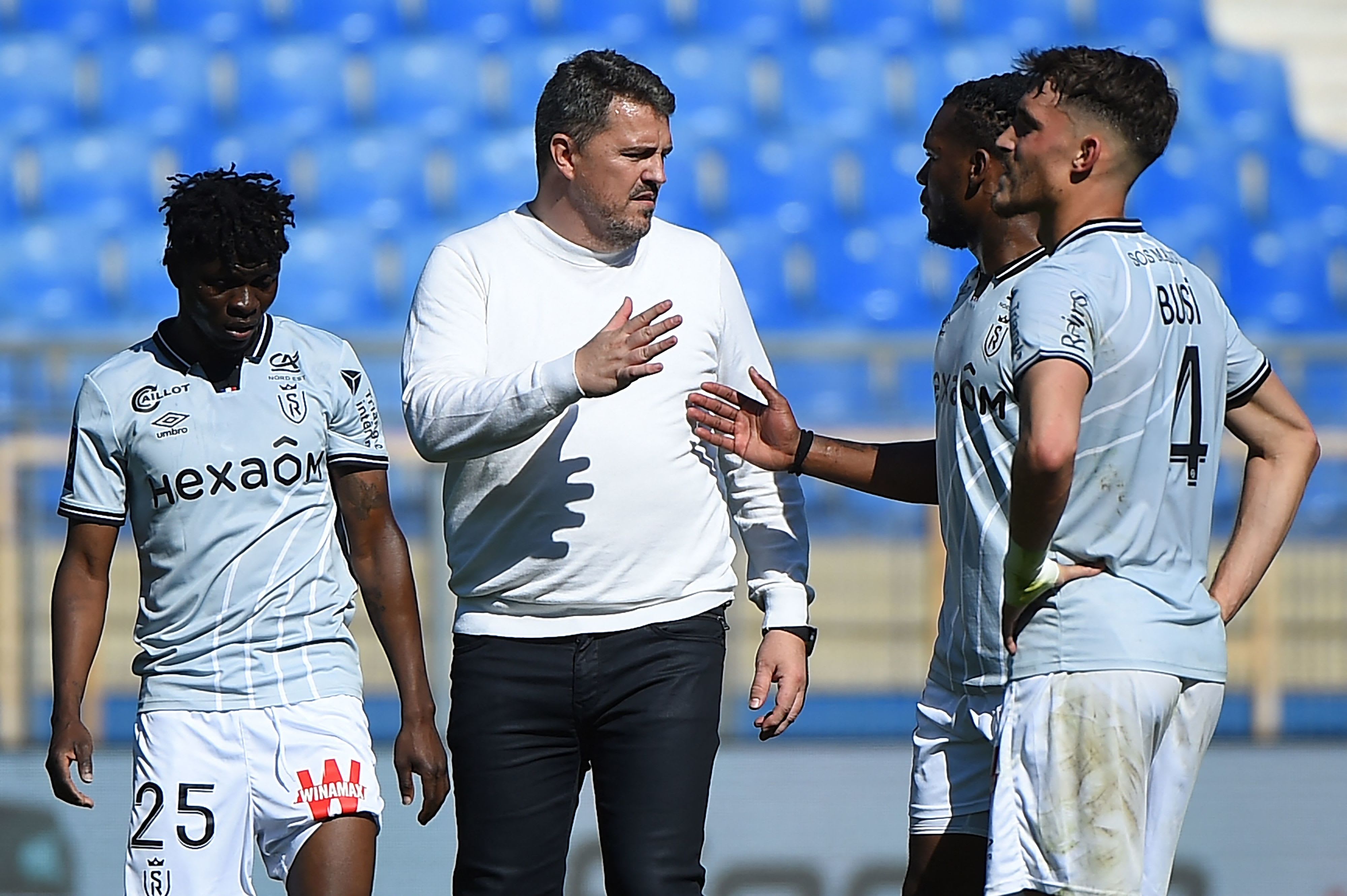 אוסקר גרסיה מאמן ריימס עם שחקניו