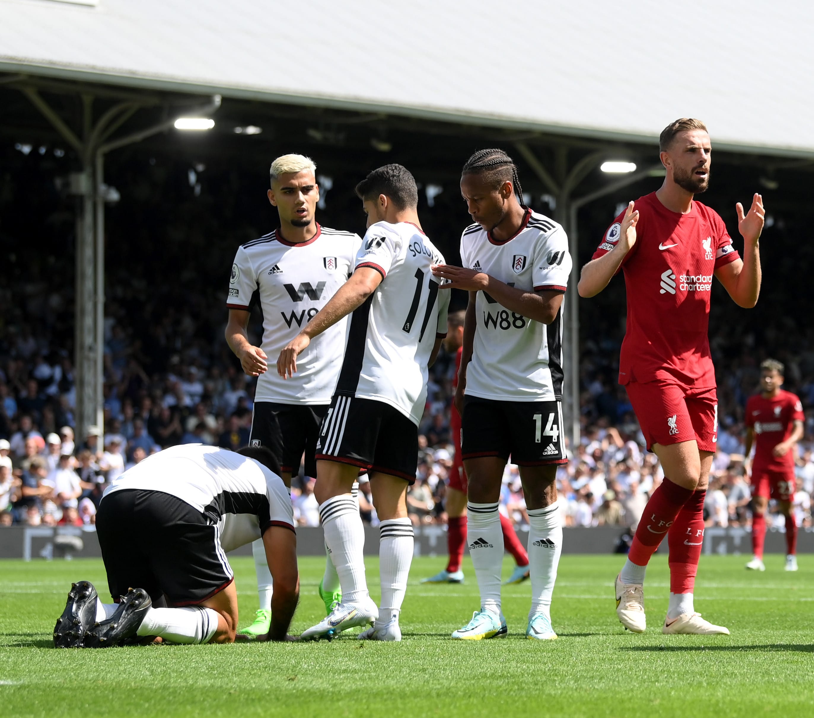 מנור סולומון עם שחקני פולהאם