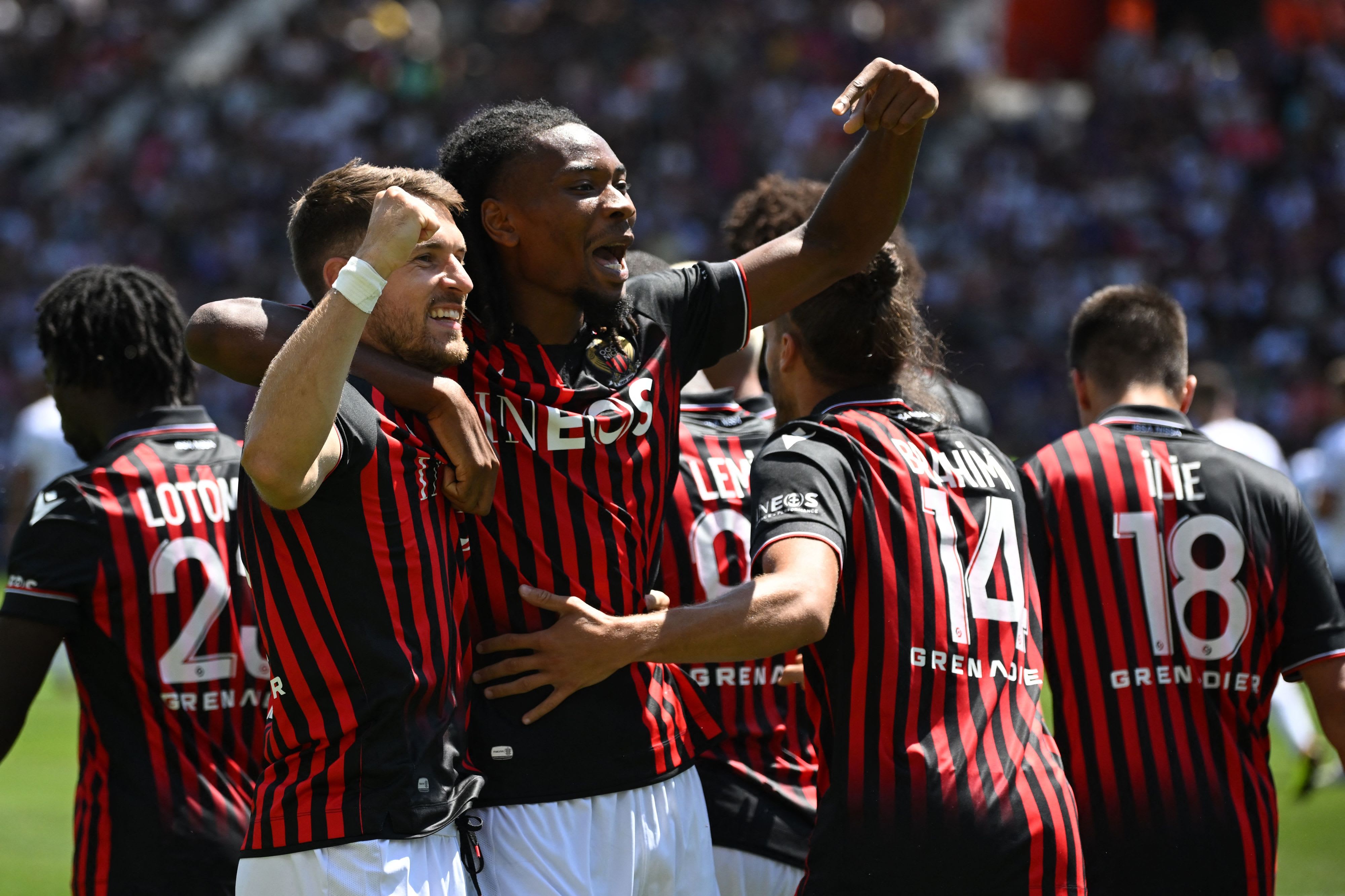 שחקני ניס חוגגים עם ארון ראמזי