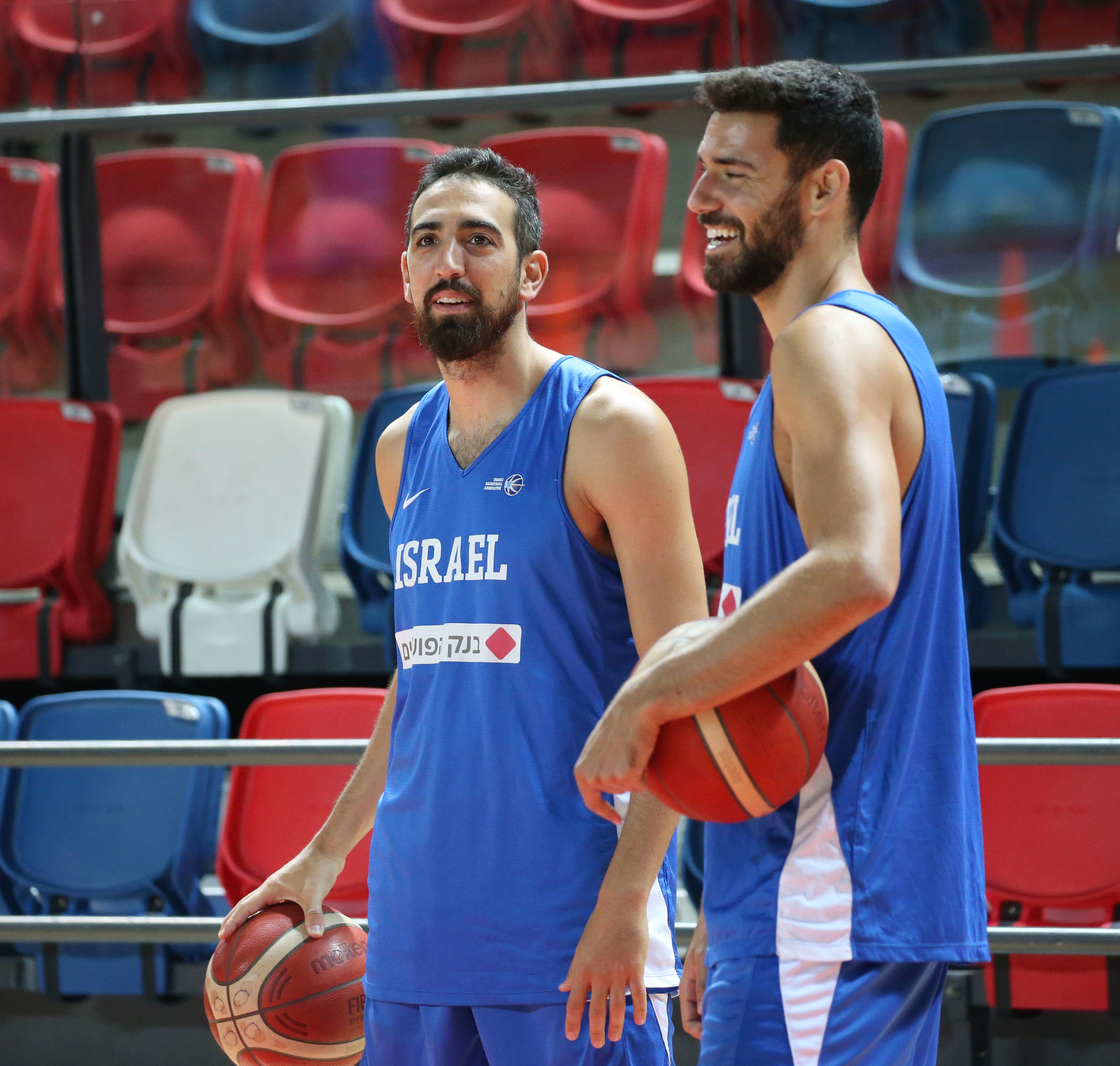 שחקן נבחרת ישראל בכדורסל בר טמור עם רפי מנקו