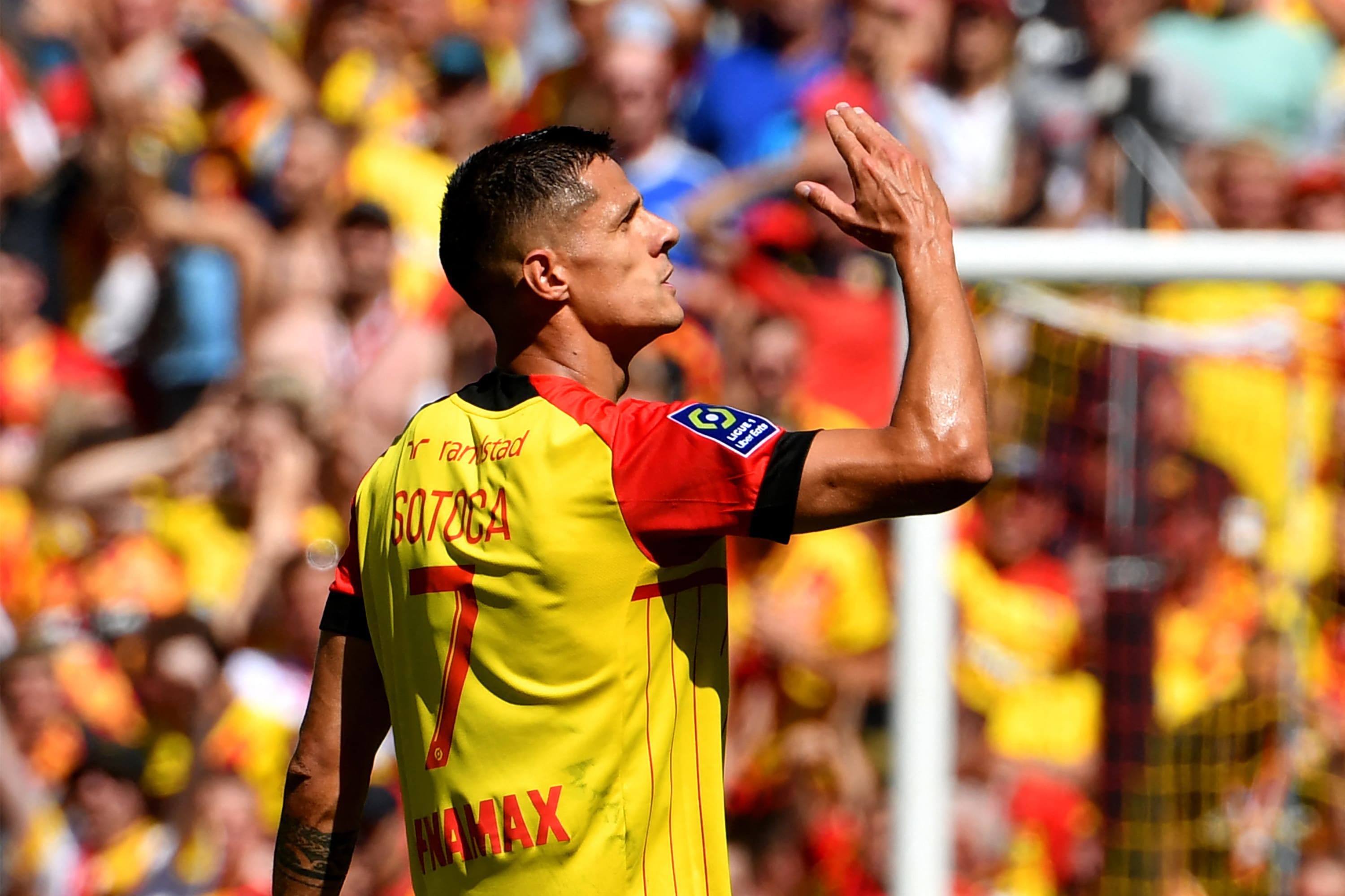 פלוריאן סוטוקה שחקן לאנס חוגג שער