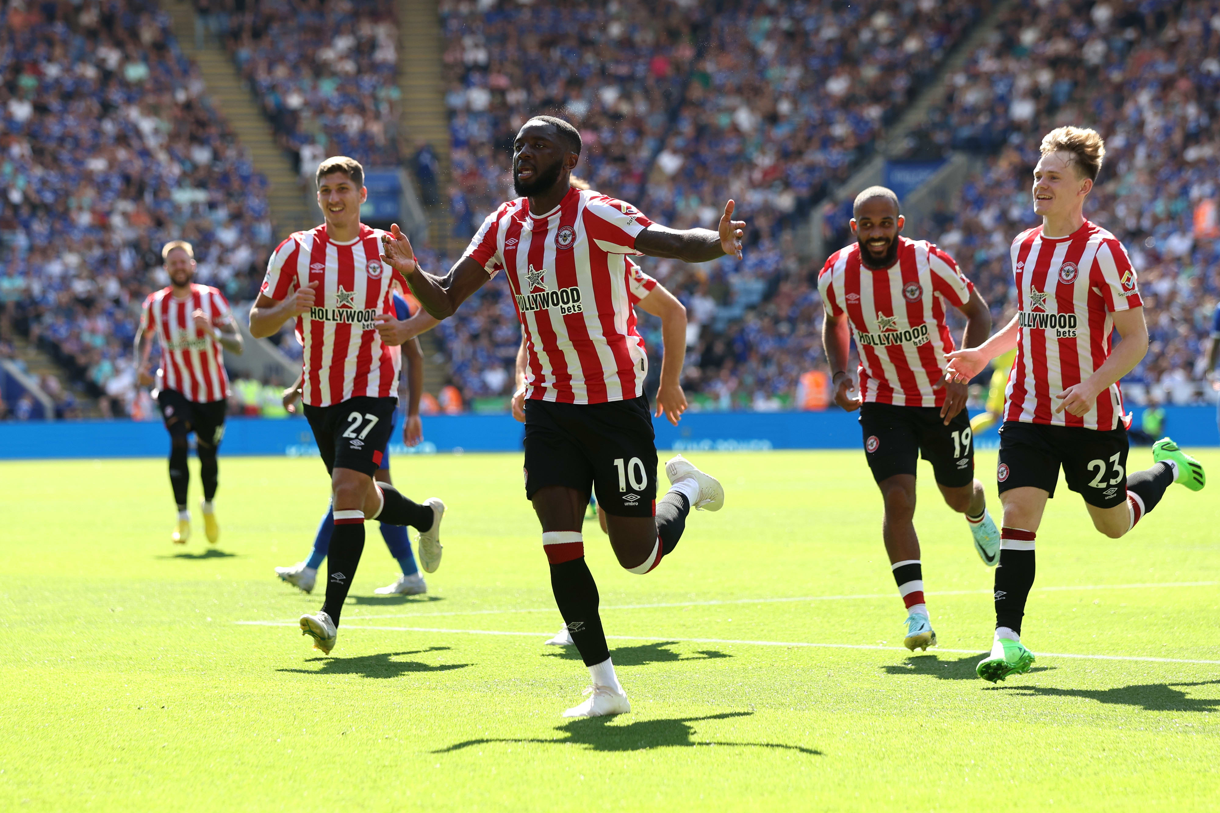 שחקני ברנטפורד חוגגים עם ג'וש דה סילבה