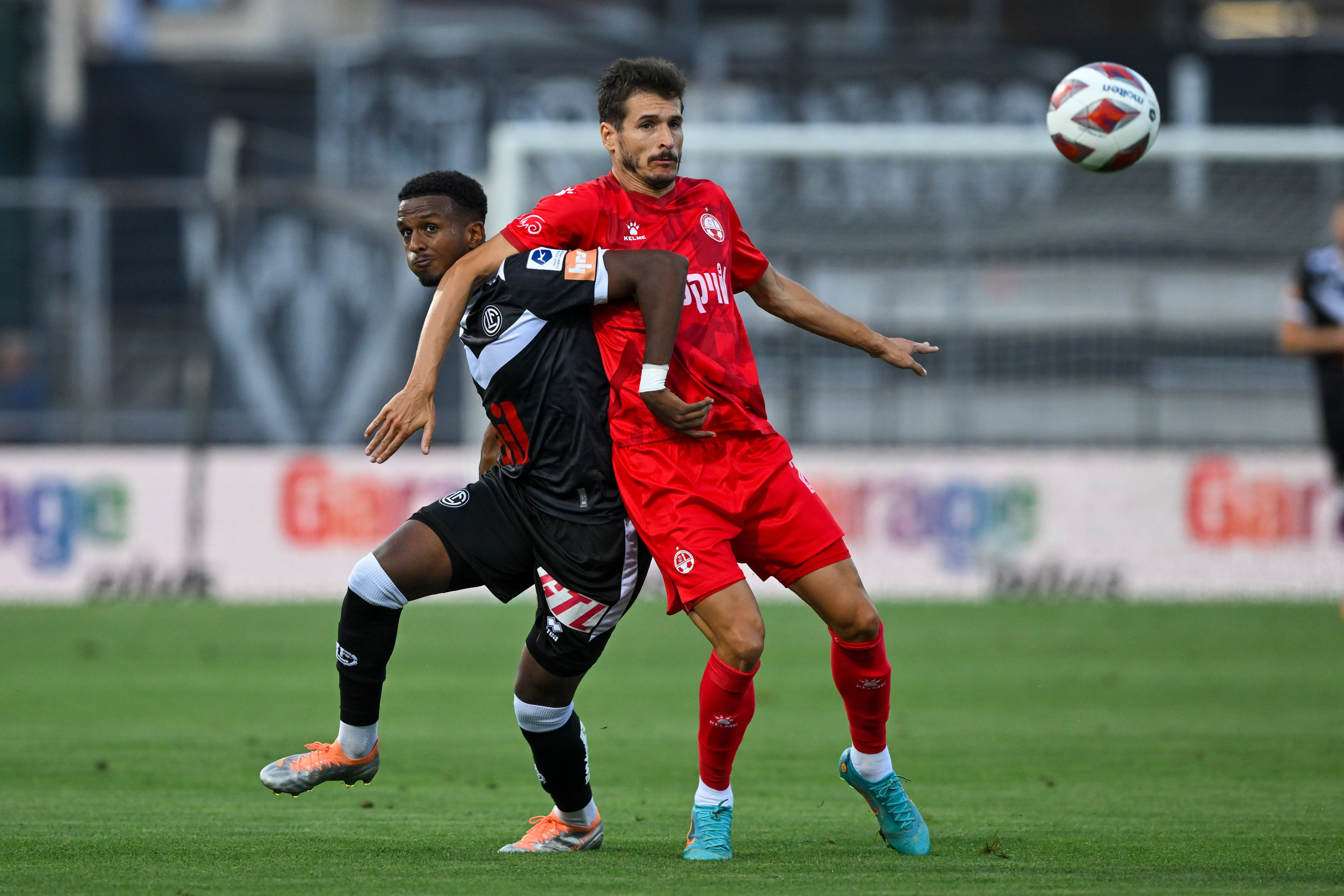 שחקן הפועל באר שבע הלדר לופס, מול מארן היילה סלאסי, שחקן לוגאנו