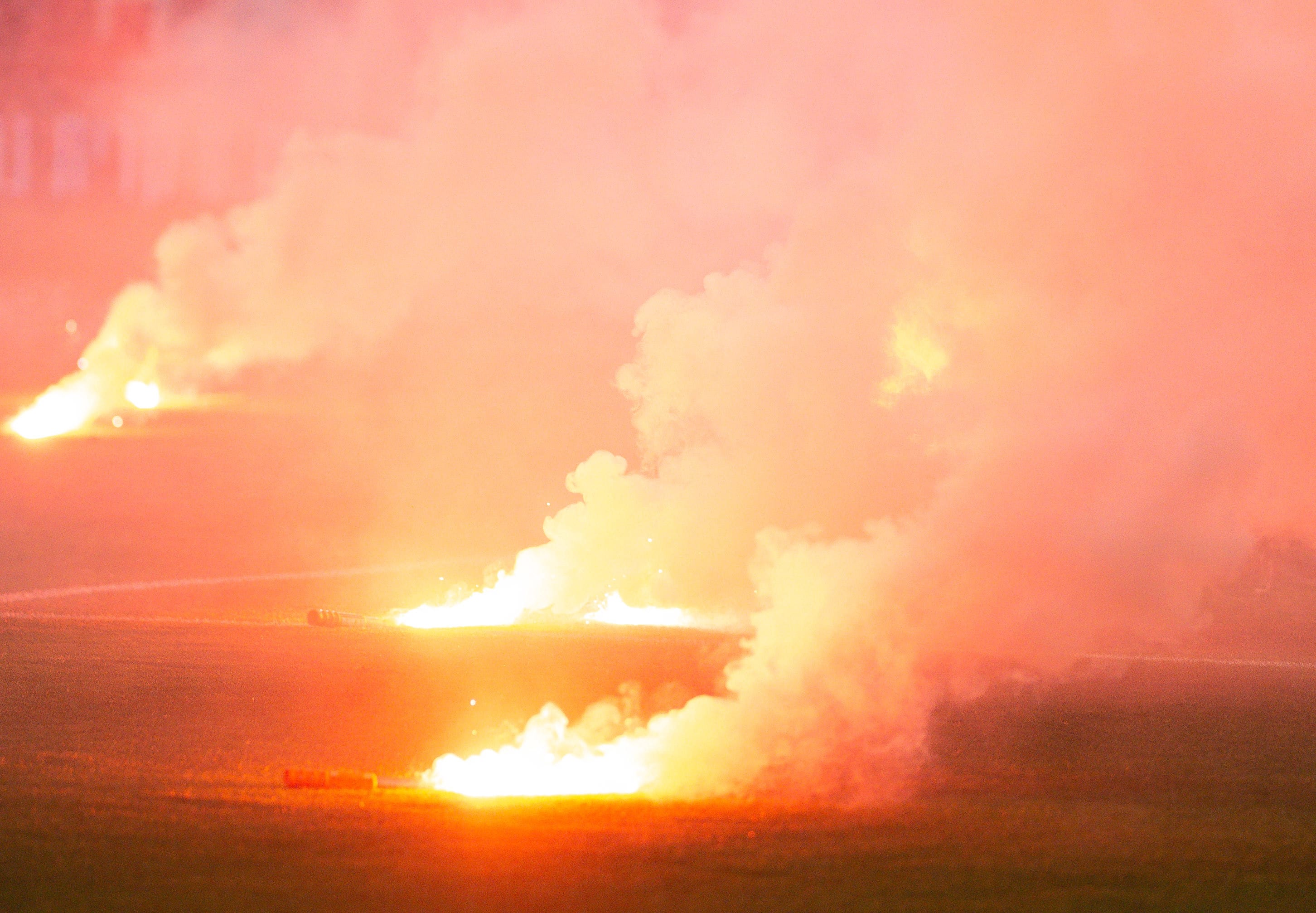 אבוקות על כר הדשא בגמר גביע המדינה בין מכבי חיפה לבין הפועל באר שבע