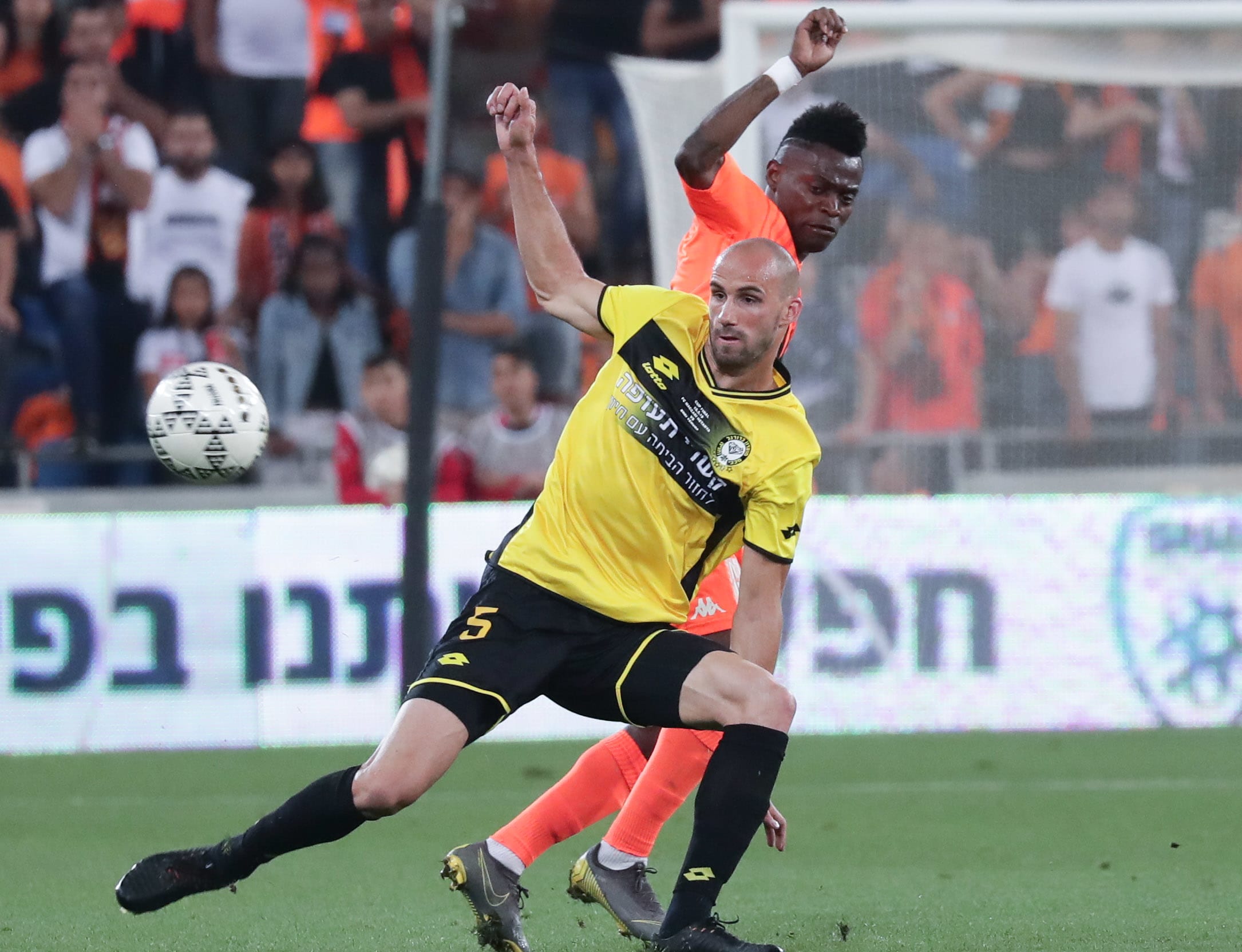 ברנקו ורגוץ' שחקן מכבי נתניה לפני מאוויס צ'יבוטה שחקן בני יהודה