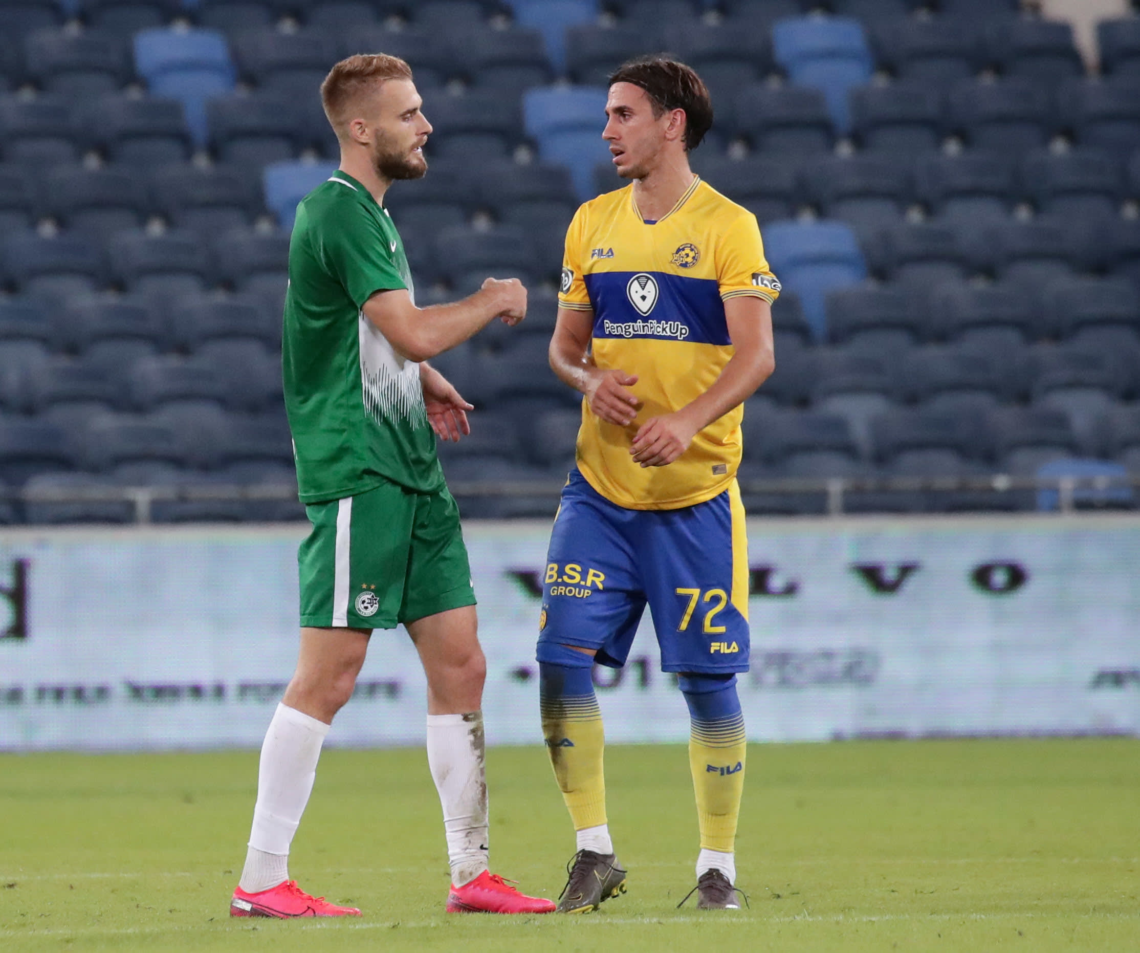 אלכסנדר פשיץ' שחקן מכבי תל אביב עם בוגדן פלאניץ' שחקן מכבי חיפה