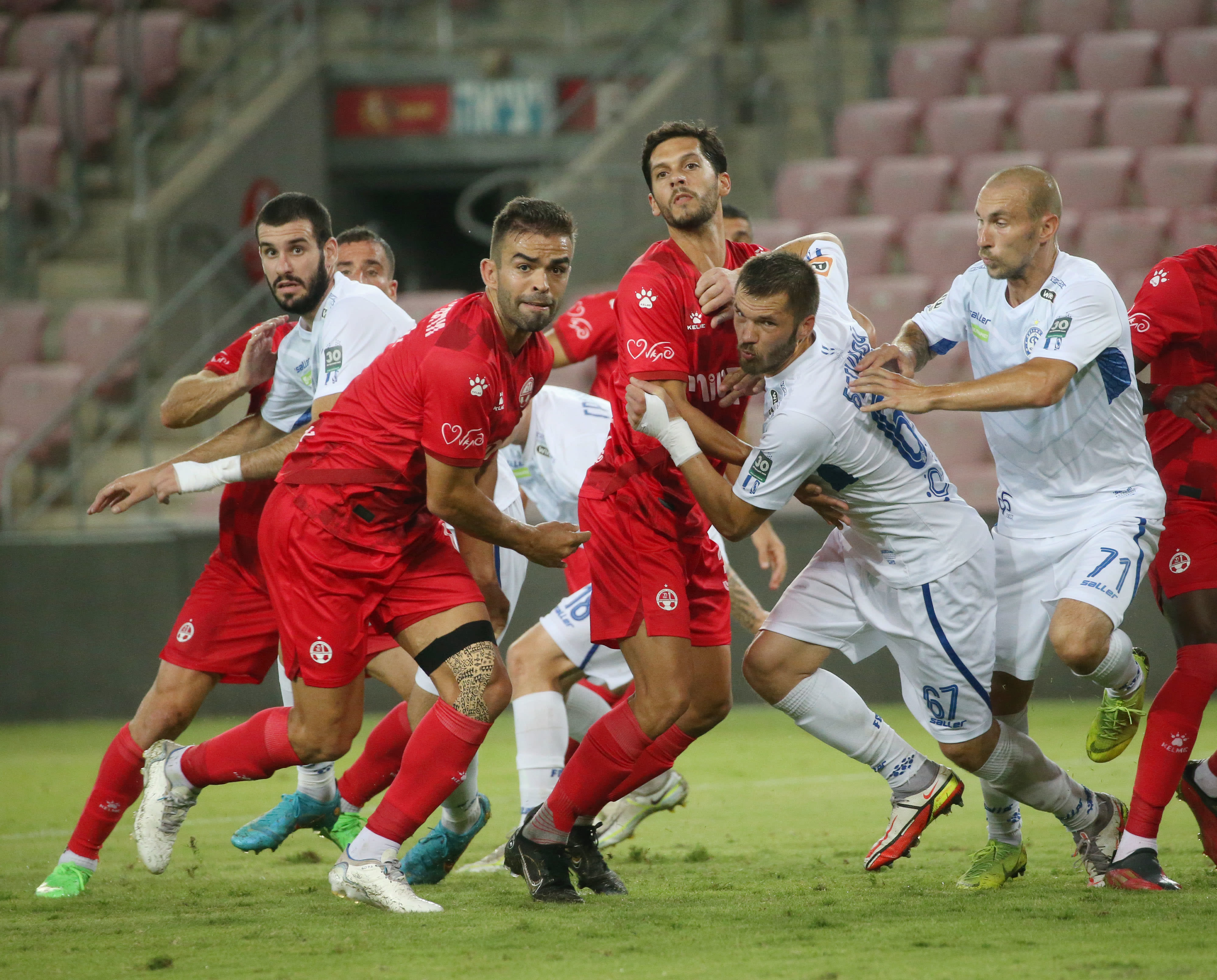 שחקני הפועל באר שבע מיגל ויטור, מריאנו באריירו
