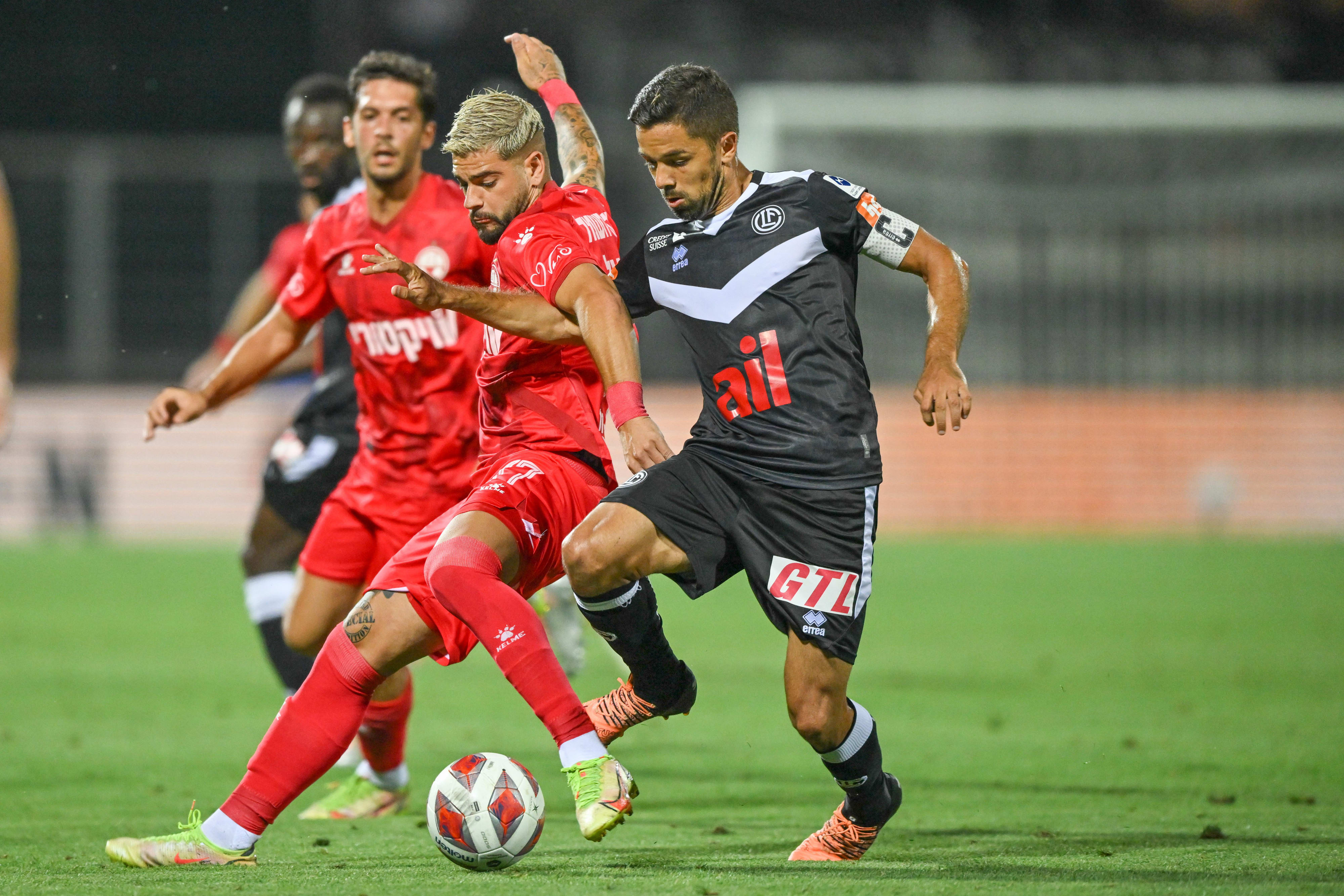 שחקן לוגאנו, ג'ונתן סבאטיני, מול שחקן הפועל באר שבע, רותם חטואל