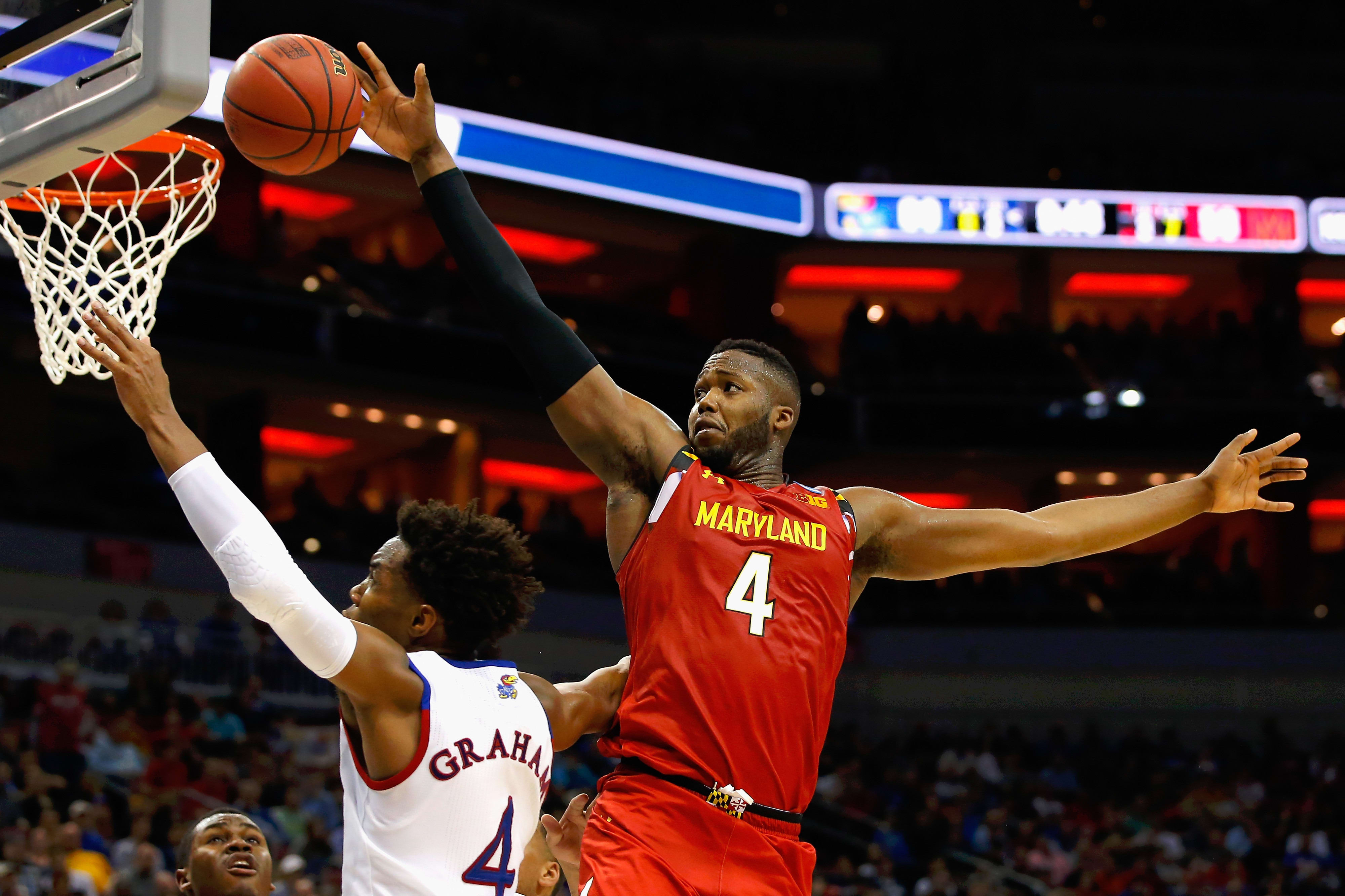 רוברט קרטר במדי מכללת מרילנד