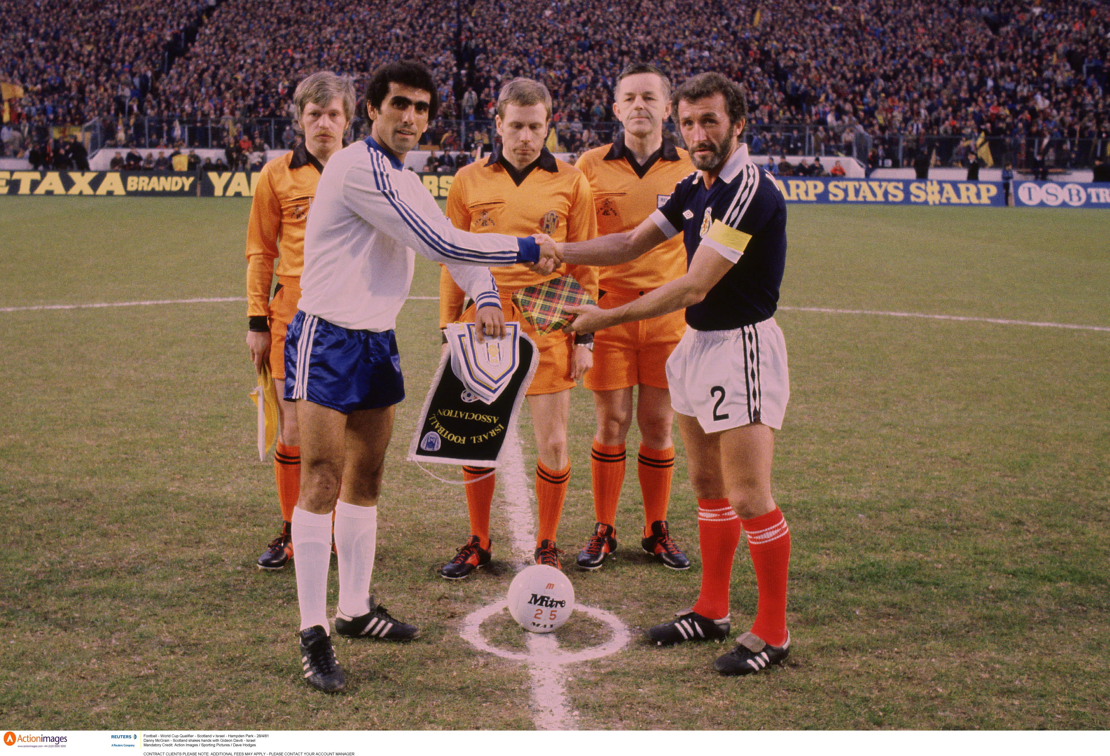 שחקן נבחרת ישראל, גידי דמתי, עם שחקן נבחרת סקוטלנד, דני מקגריין ב-1981