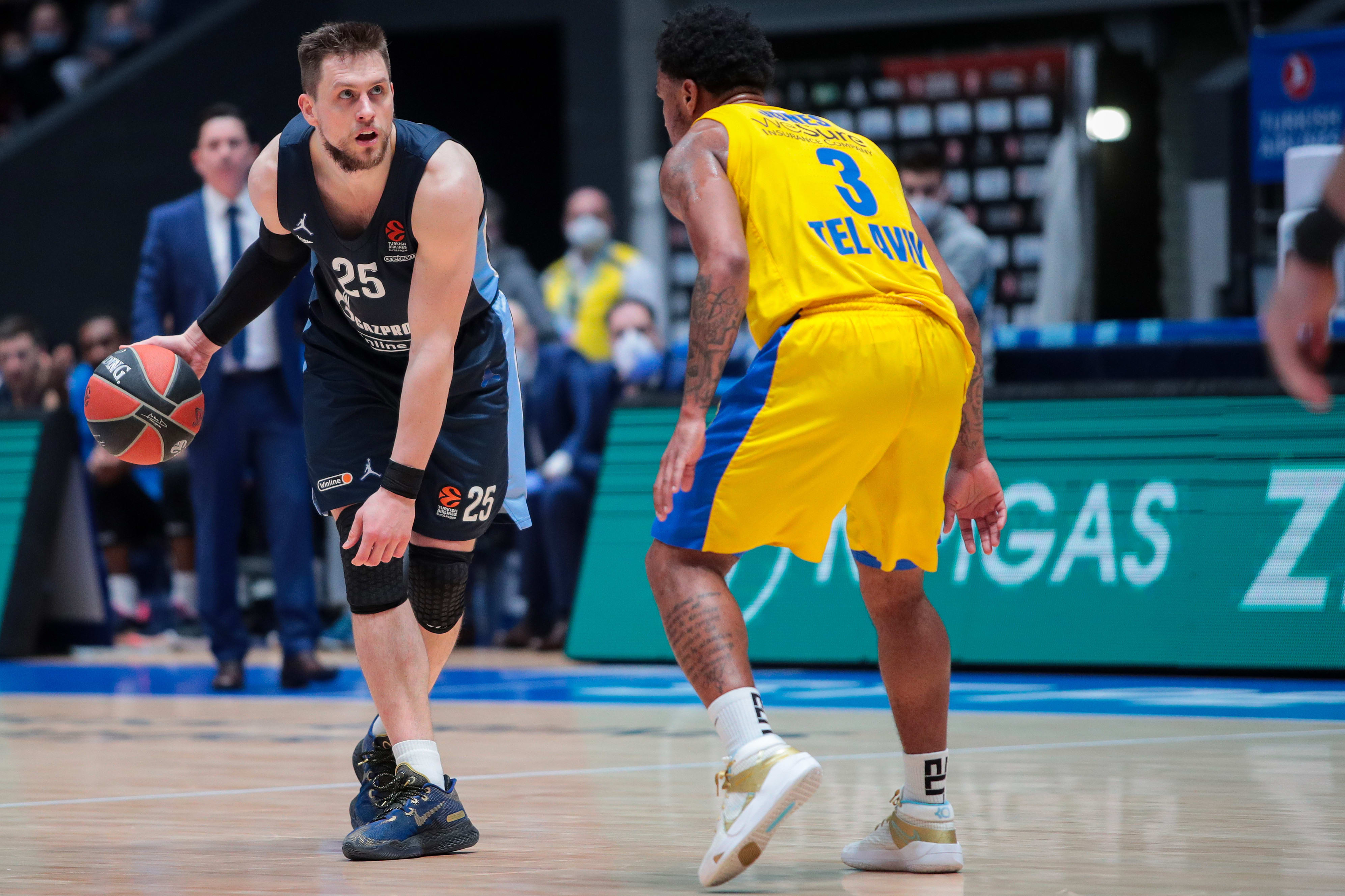 מתאוש פוניטקה במדי זניט סנט פטרסבורג