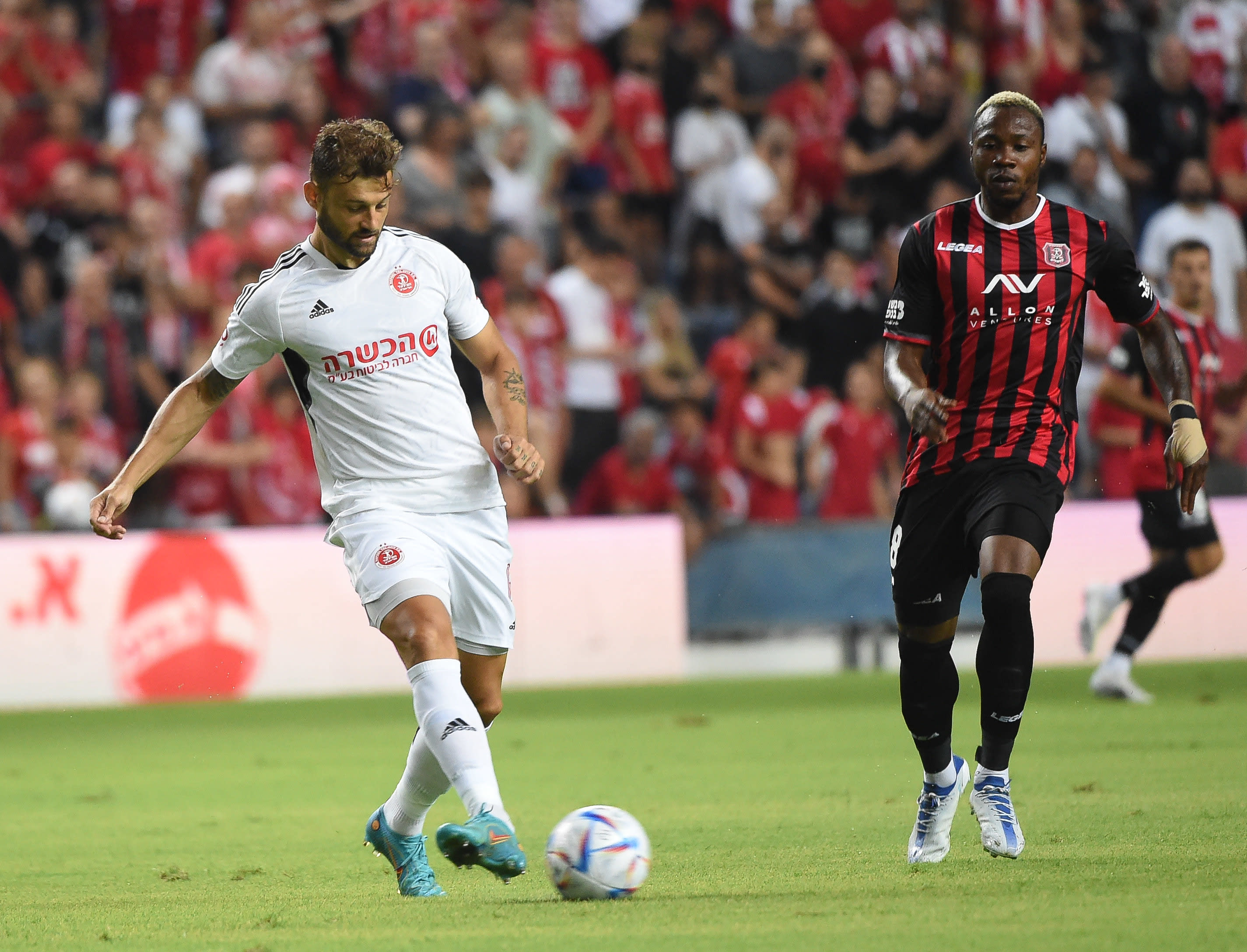 שחקן הפועל תל אביב אדי גוטליב, מול וויליאם טוגי, הפועל ירושלים