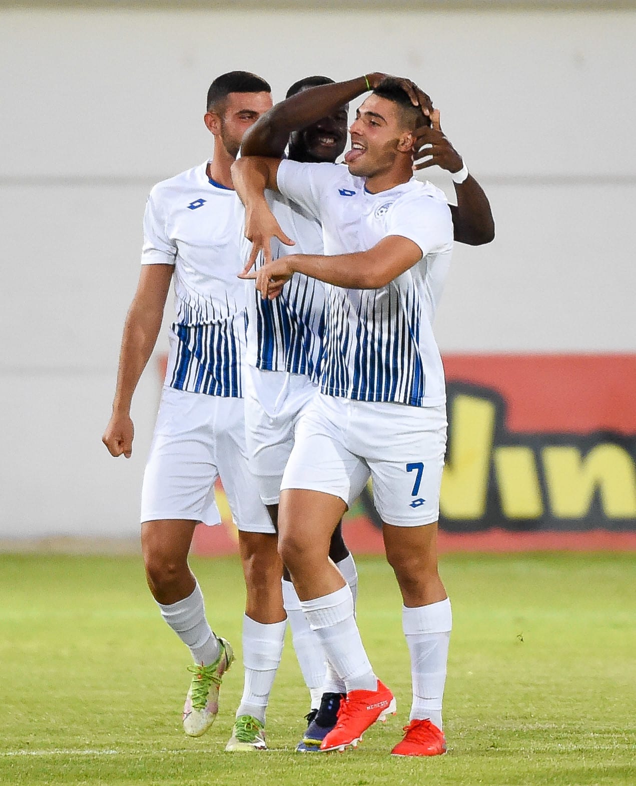 גיא סיביליה שחקן הפועל ניר רמת השרון חוגג שער