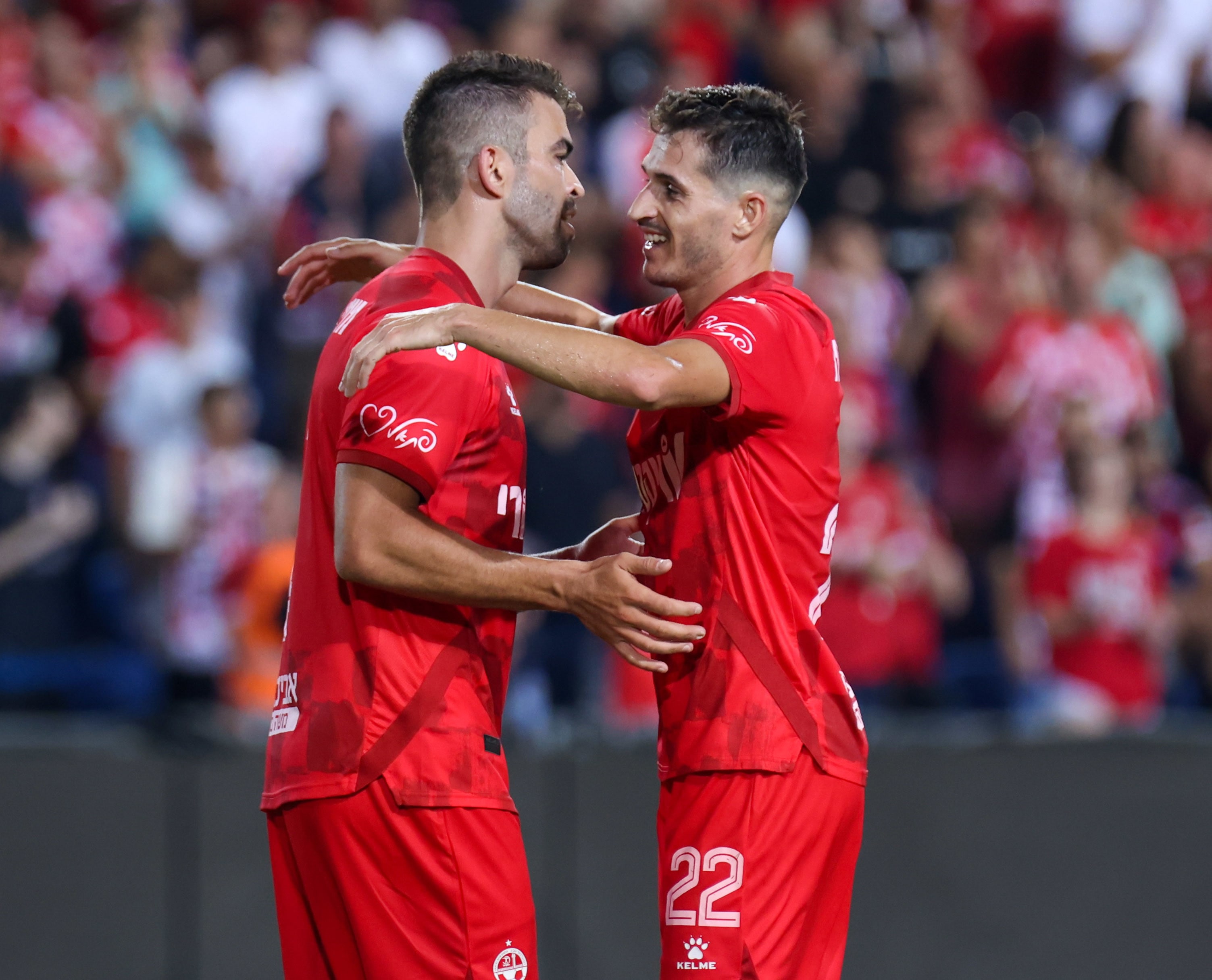 שחקן הפועל באר שבע מיגל ויטור עם הלדר לופס