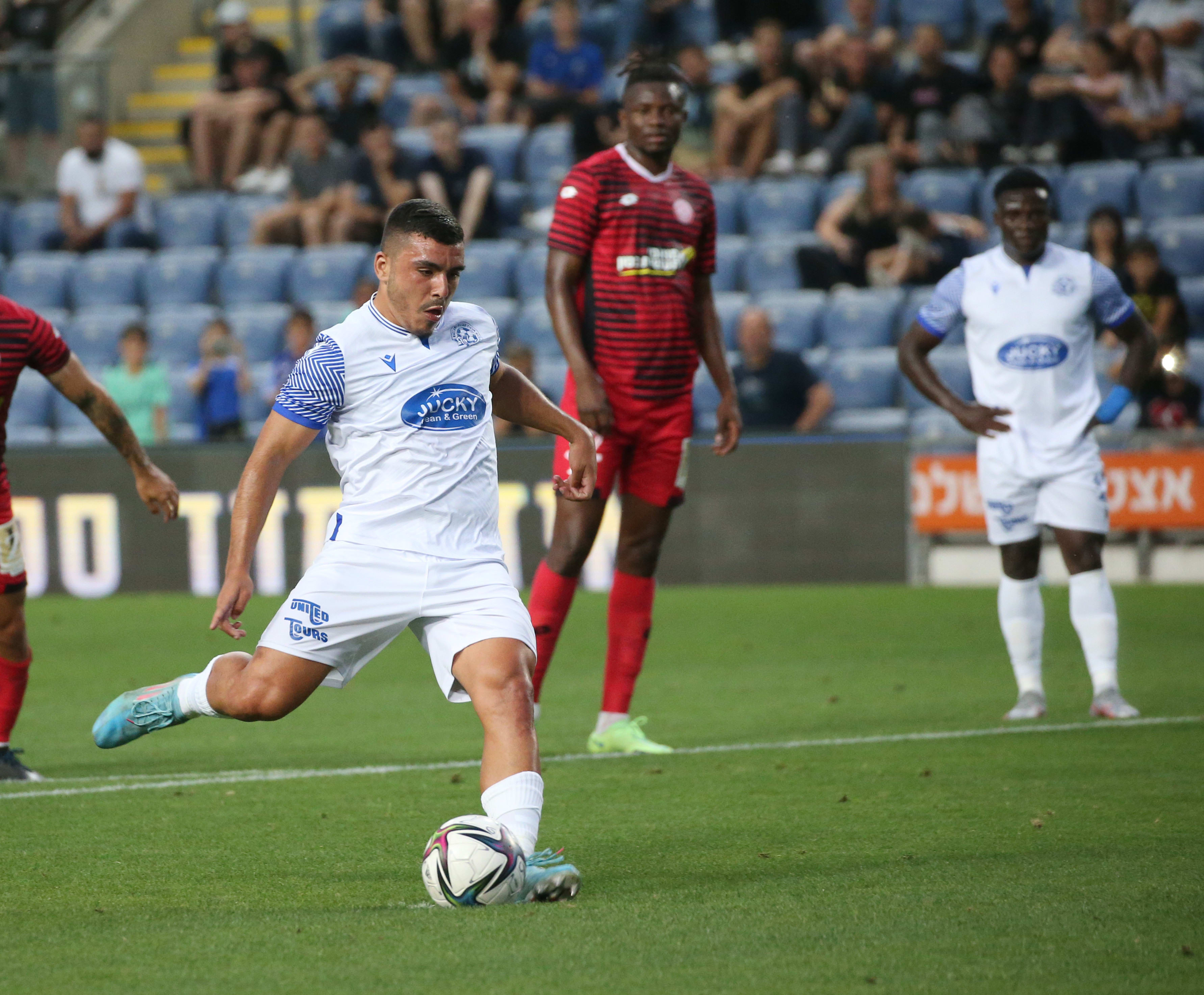 איתן אזולאי שחקן מכבי פתח תקוה בועט פנדל