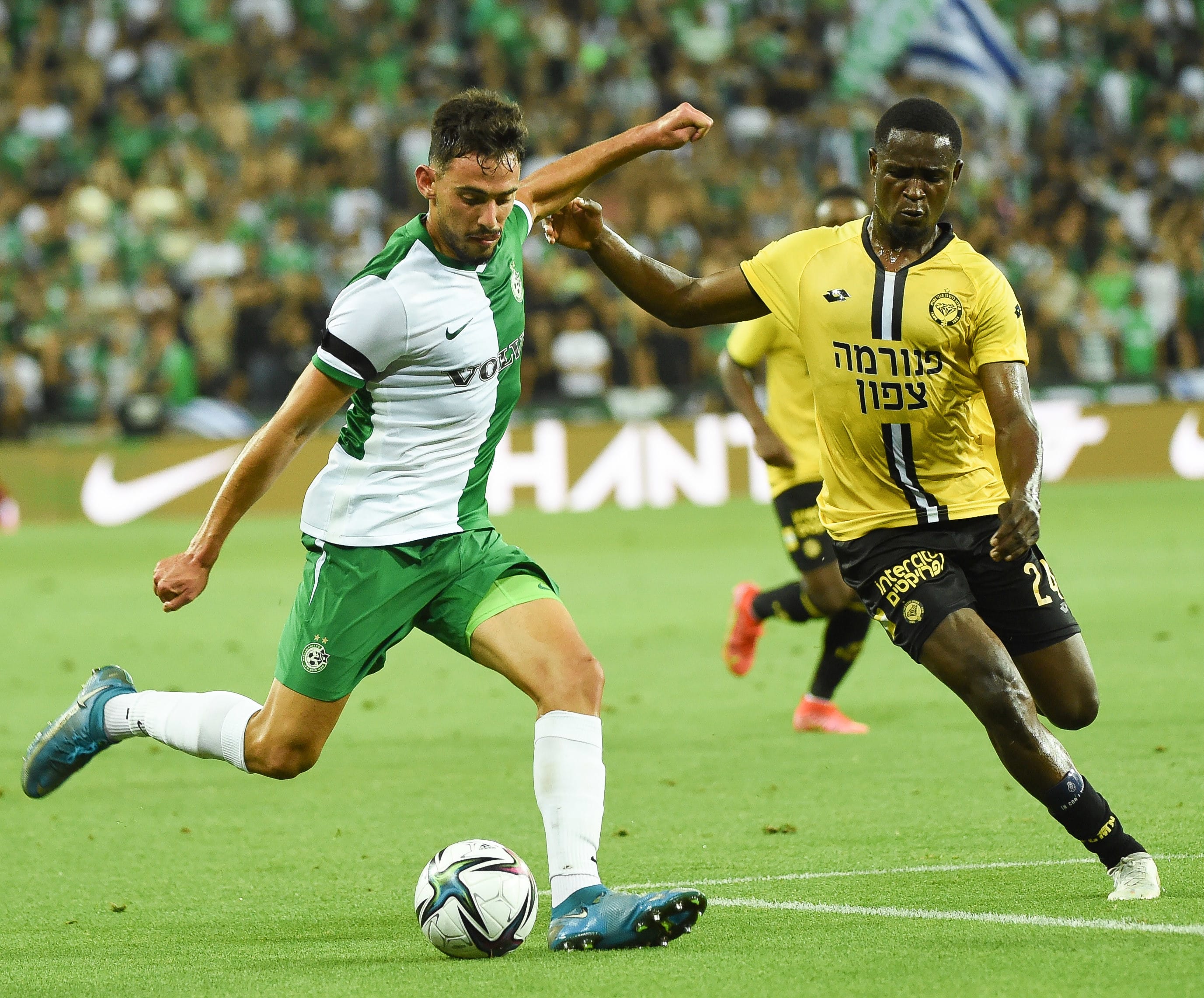 מאור לוי שחקן מכבי חיפה בועט מול בוריס אנו שוער מכבי נתניה