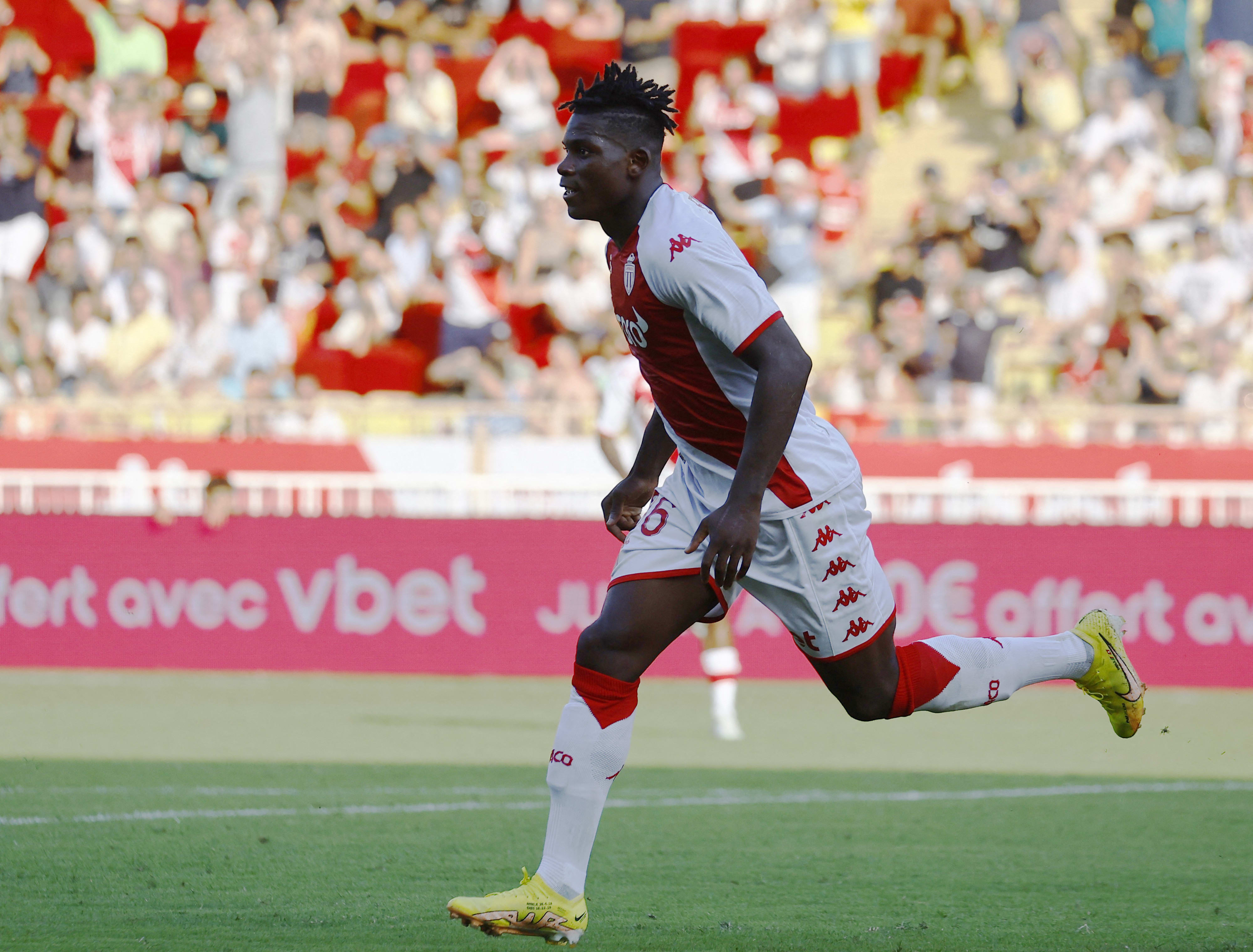 ברל אמבולו שחקן מונאקו חוגג שער