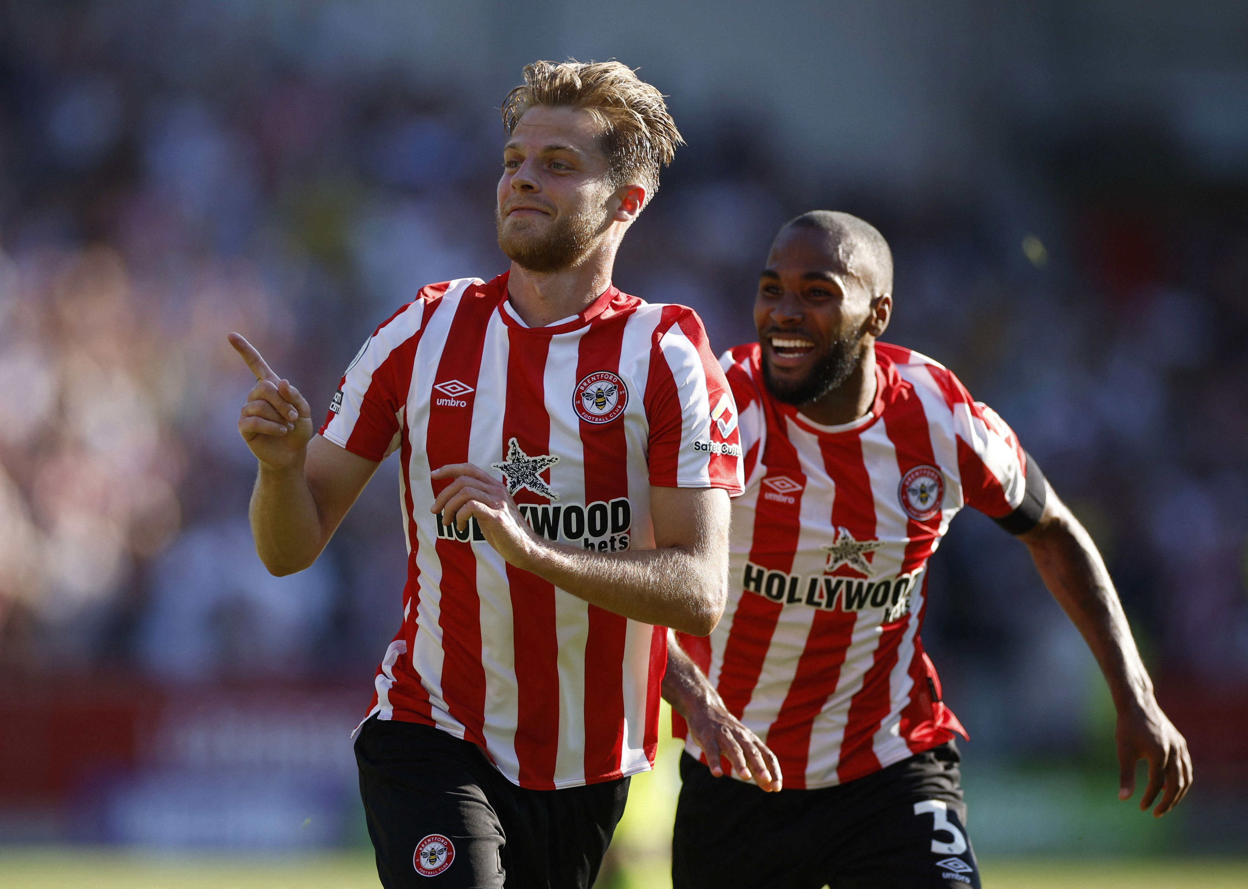 מתיאס ינסן שחקן ברנטפורד חוגג שער