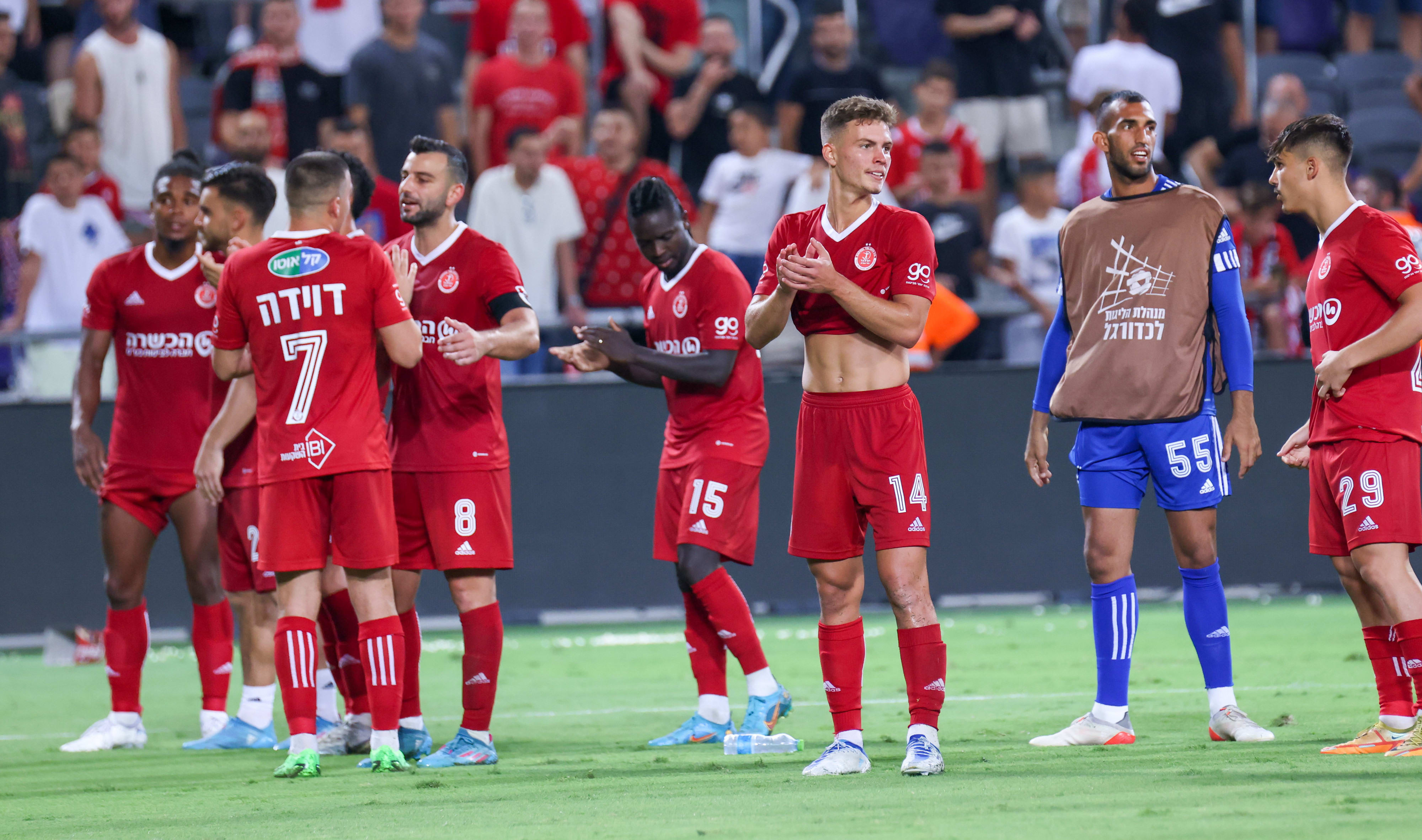 אל ים קנצפולסקי ושחקני הפועל תל אביב