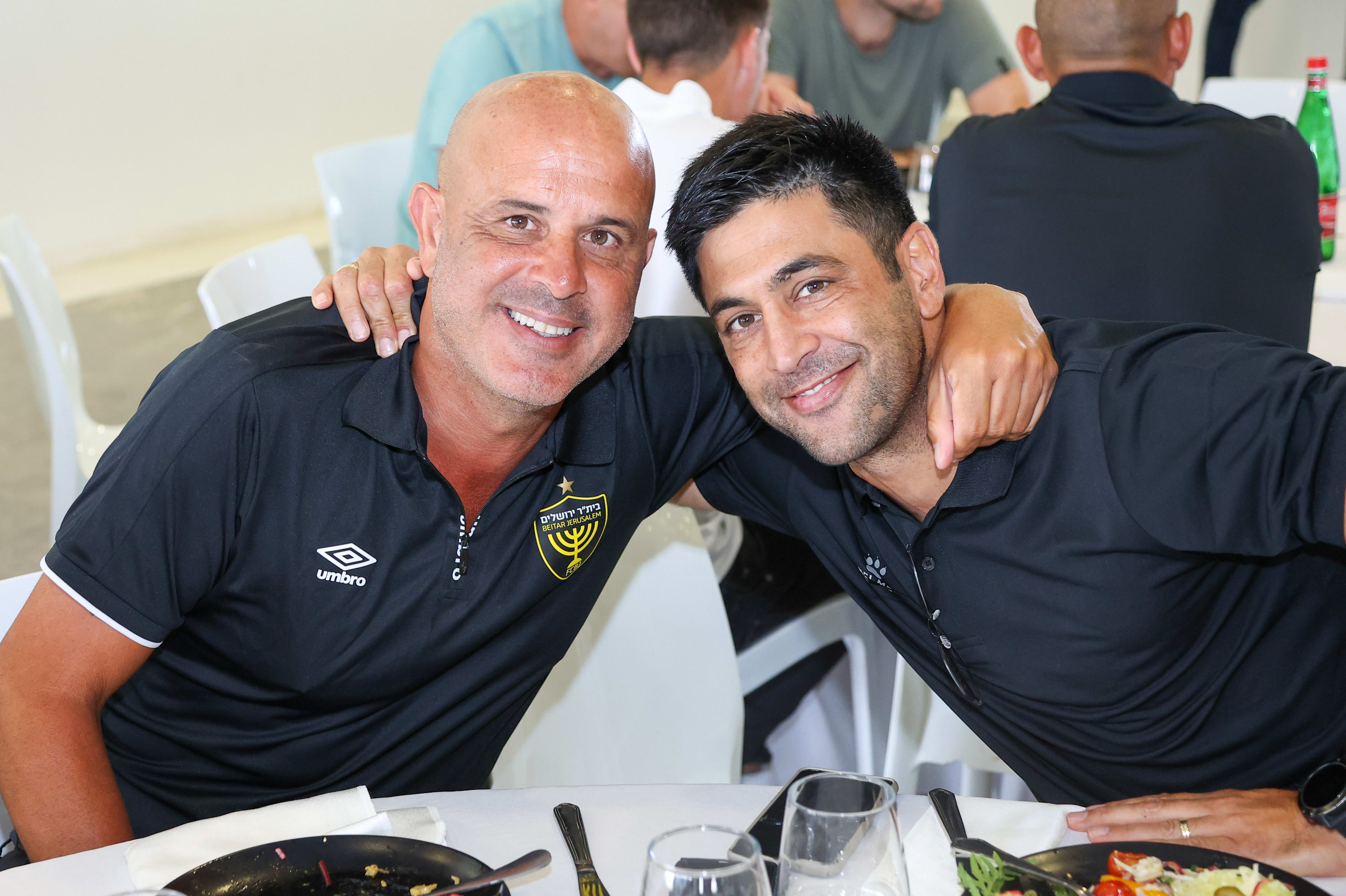 מאמן בית"ר ירושלים יוסי אבוקסיס עם מאמן הפועל באר שבע אליניב ברדה