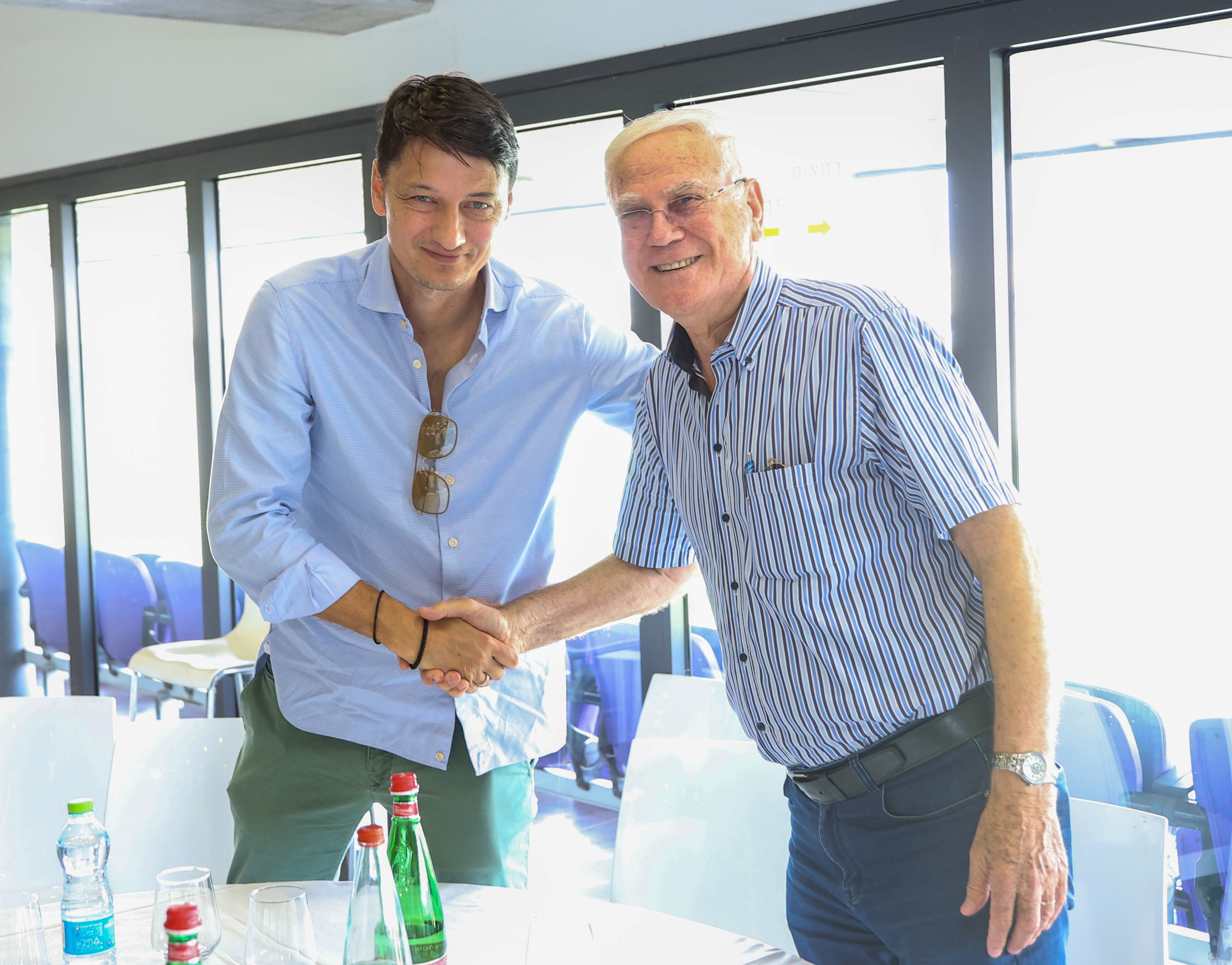 מאמן מכבי תל אביב ולאדן איביץ' עם נשיא מכבי חיפה יעקב שחר