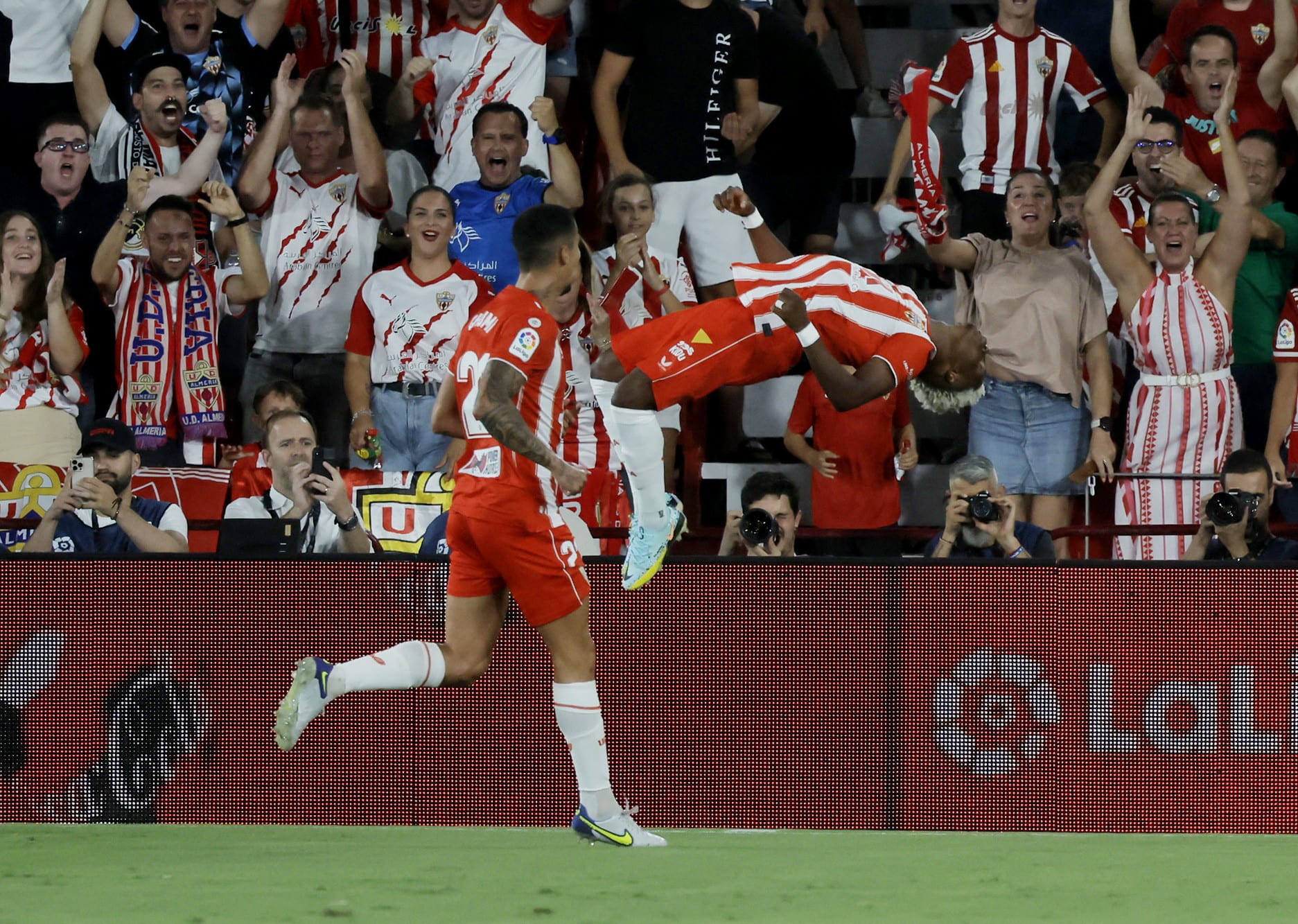 שחקן אלמריה לארג'י רמזאני חוגג שער