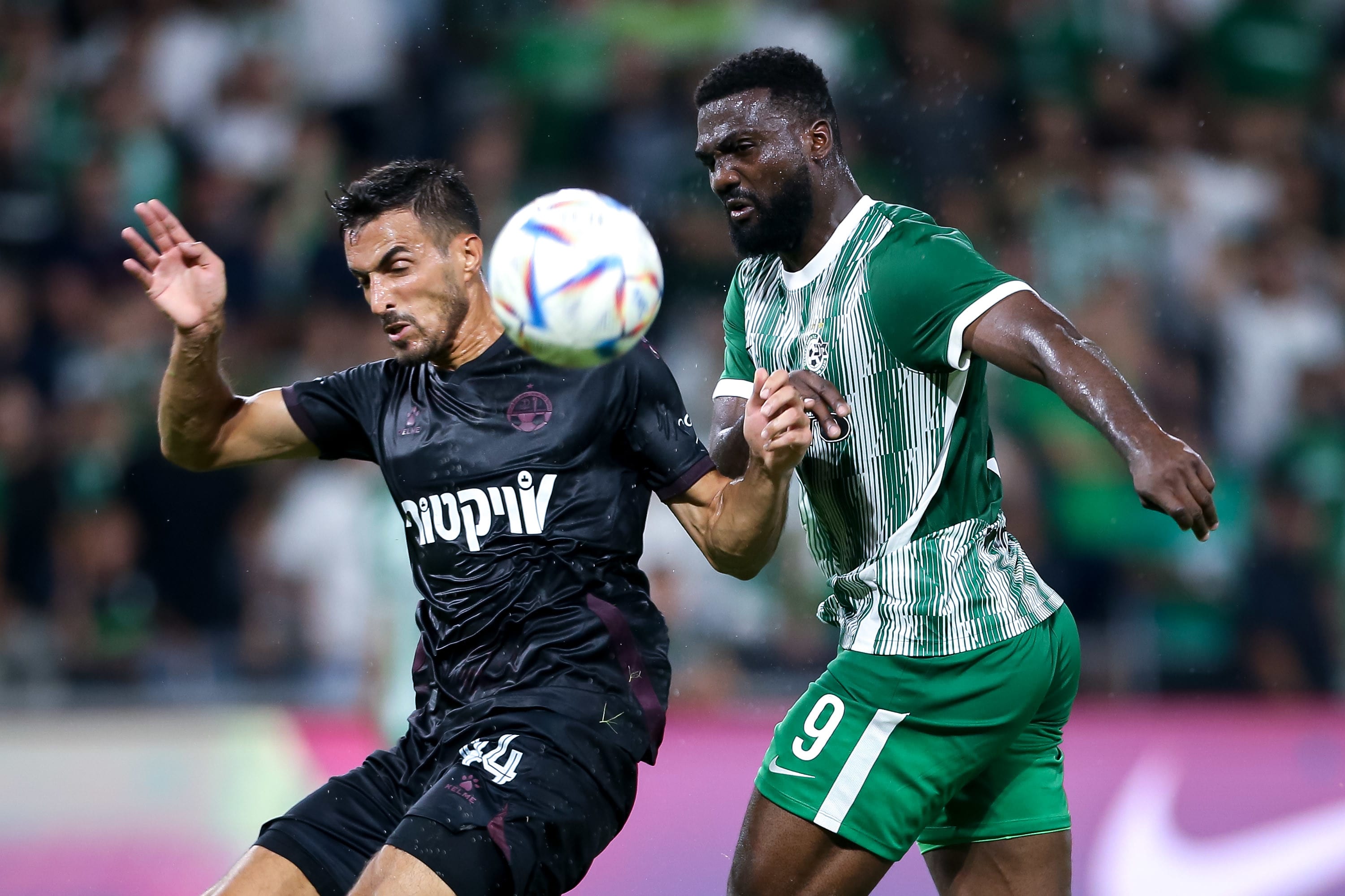 שחקן מכבי חיפה פרנזי פיירו מול חאתם עבד אלחמיד שחקן הפועל באר שבע